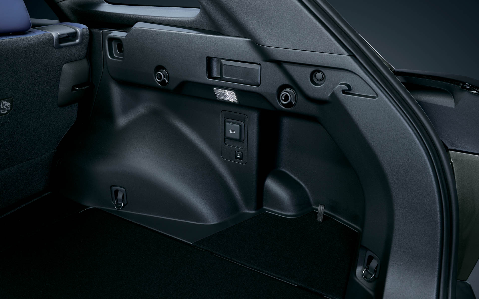 カーゴルームの使い勝手を向上するアイテムを採用