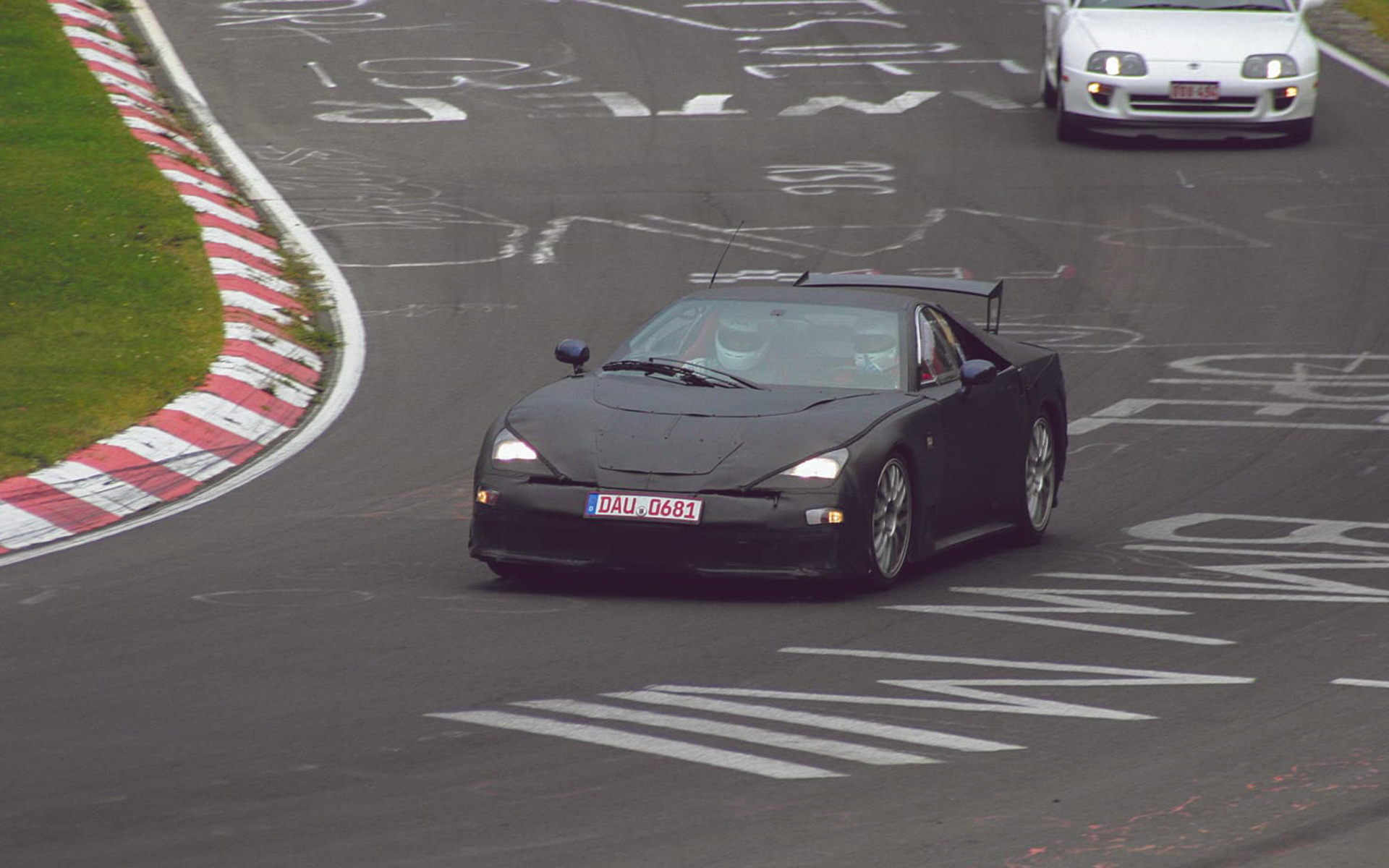 開発はニュルを中心に行なわれた（写真は偽装が施された初期の開発車両）