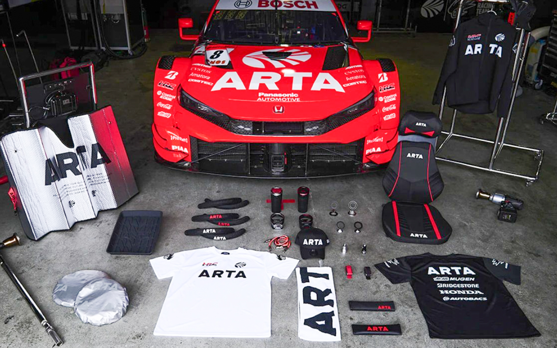 「ARTA（AUTOBACS RACING TEAM AGURI）」は、元レーシングドライバーの鈴木亜久里氏とオートバックスが1997年に設立したモータースポーツプロジェクト。現在はレースチームとして活動するとともに、レーシングスポーツブランドとして、アパレル・グッズの企画・販売も行なっている