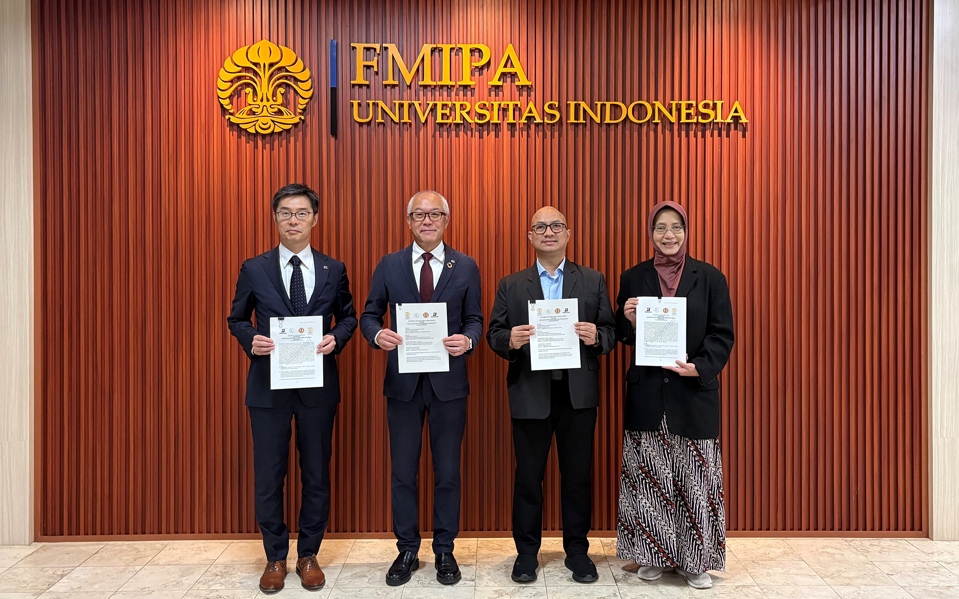 4月7日にインドネシア大学で署名式が実施された。写真左から株式会社ブリヂストン サステナブル技術戦略・研究部長 内山俊宏氏、株式会社ブリヂストン 先端技術総合研究所長 大月正珠氏、インドネシア大学 数理・自然科学部 学部長 ティト・ラティフ・インドラ教授、インドネシア大学 数理・自然科学部 レトノ・レスタリ博士