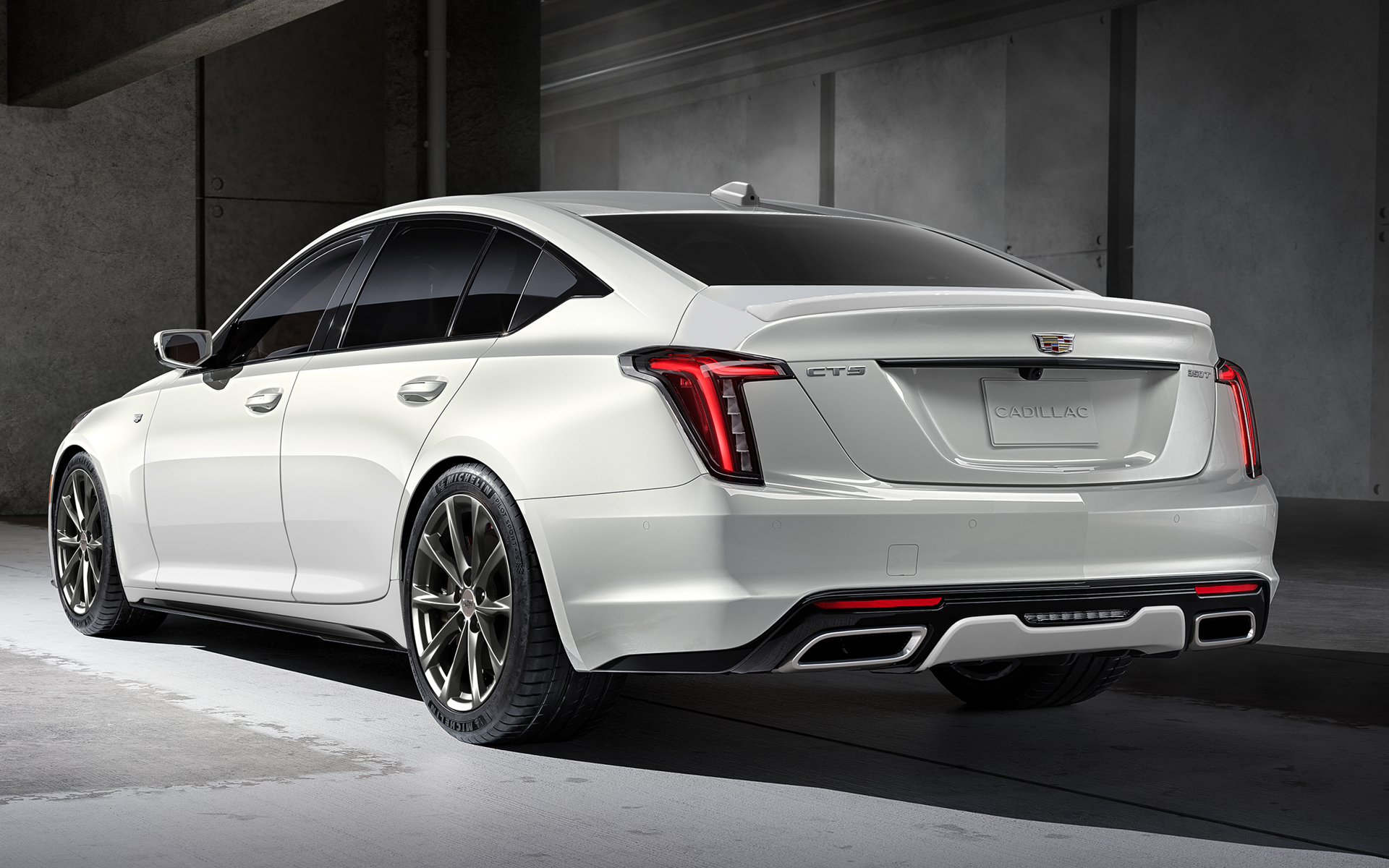 ボディサイズは4935×1895×1445mm（全長×全幅×全高）、ホイールベースは2935mm、車両重量は1760kg