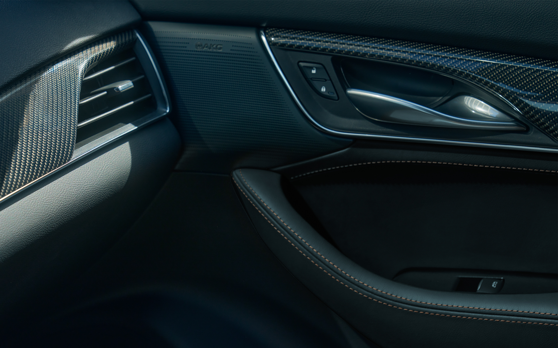 AKG製サウンドシステムを搭載。ウィーンで生まれた音響ブランドAKGによる15個のスピーカーが臨場感あふれる極上の音楽体験をもたらしてくれる