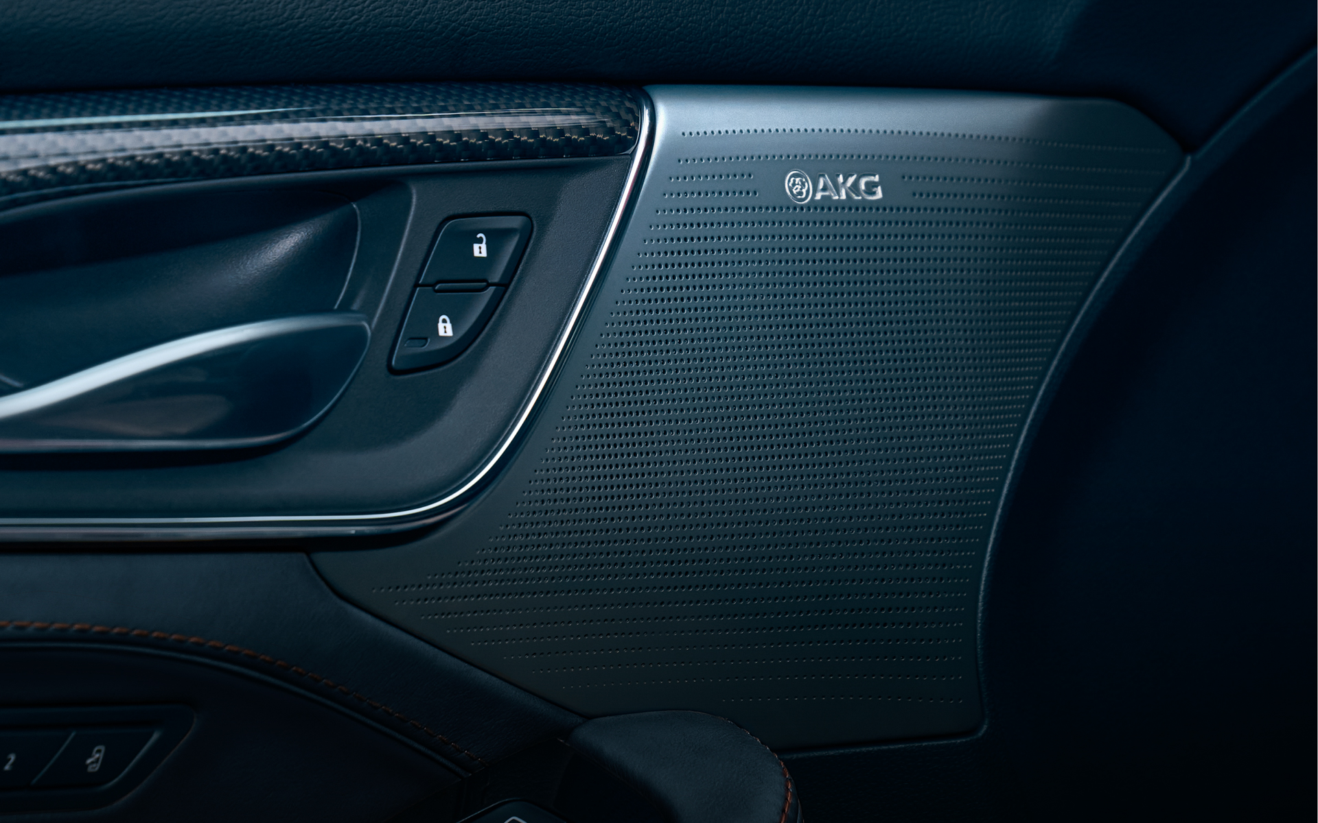 AKG製サウンドシステムを搭載。ウィーンで生まれた音響ブランドAKGによる15個のスピーカーが臨場感あふれる極上の音楽体験をもたらしてくれる