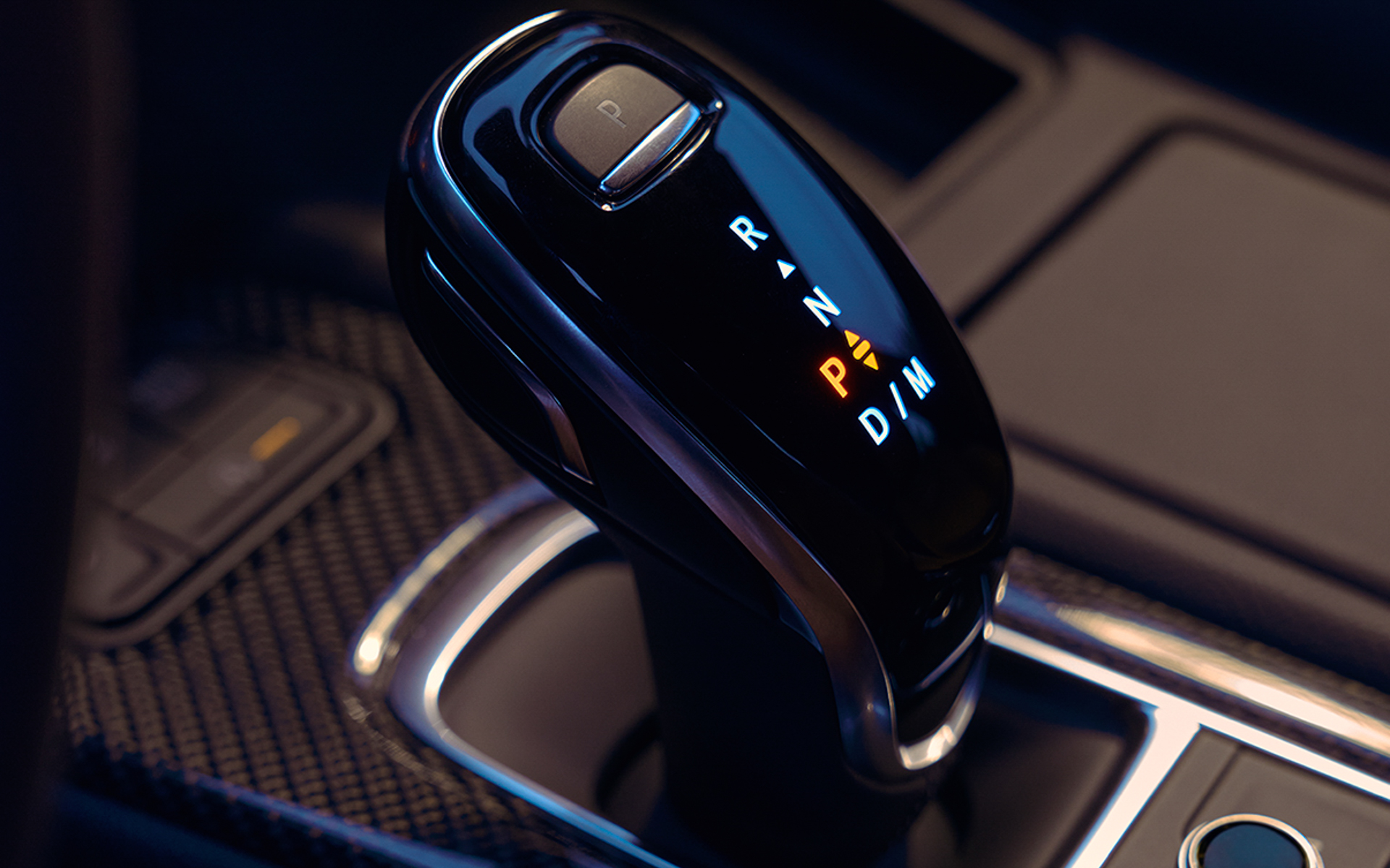 ロータリーコントローラーやステアリングホイールスイッチにより、インフォテインメント機能を直感的に操作可能。クライメートコントロールなど使用頻度の高い機能は、ディスプレイ下部の独立したハードスイッチに集約している