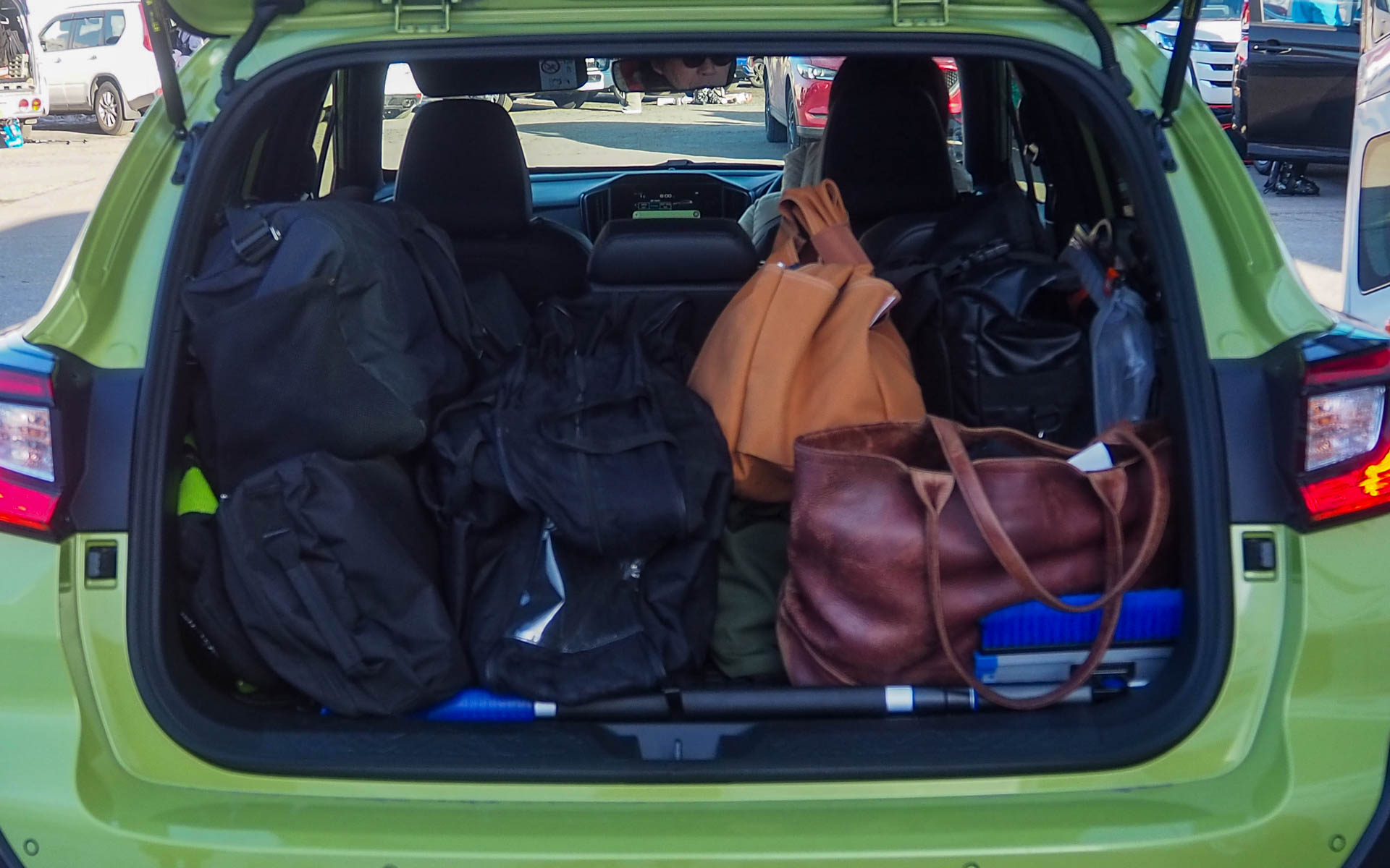 ラゲッジは3人分の1泊2日のお泊まりアイテムに加え、2人分のボードとウェア、ブーツなどなどを飲み込んだ