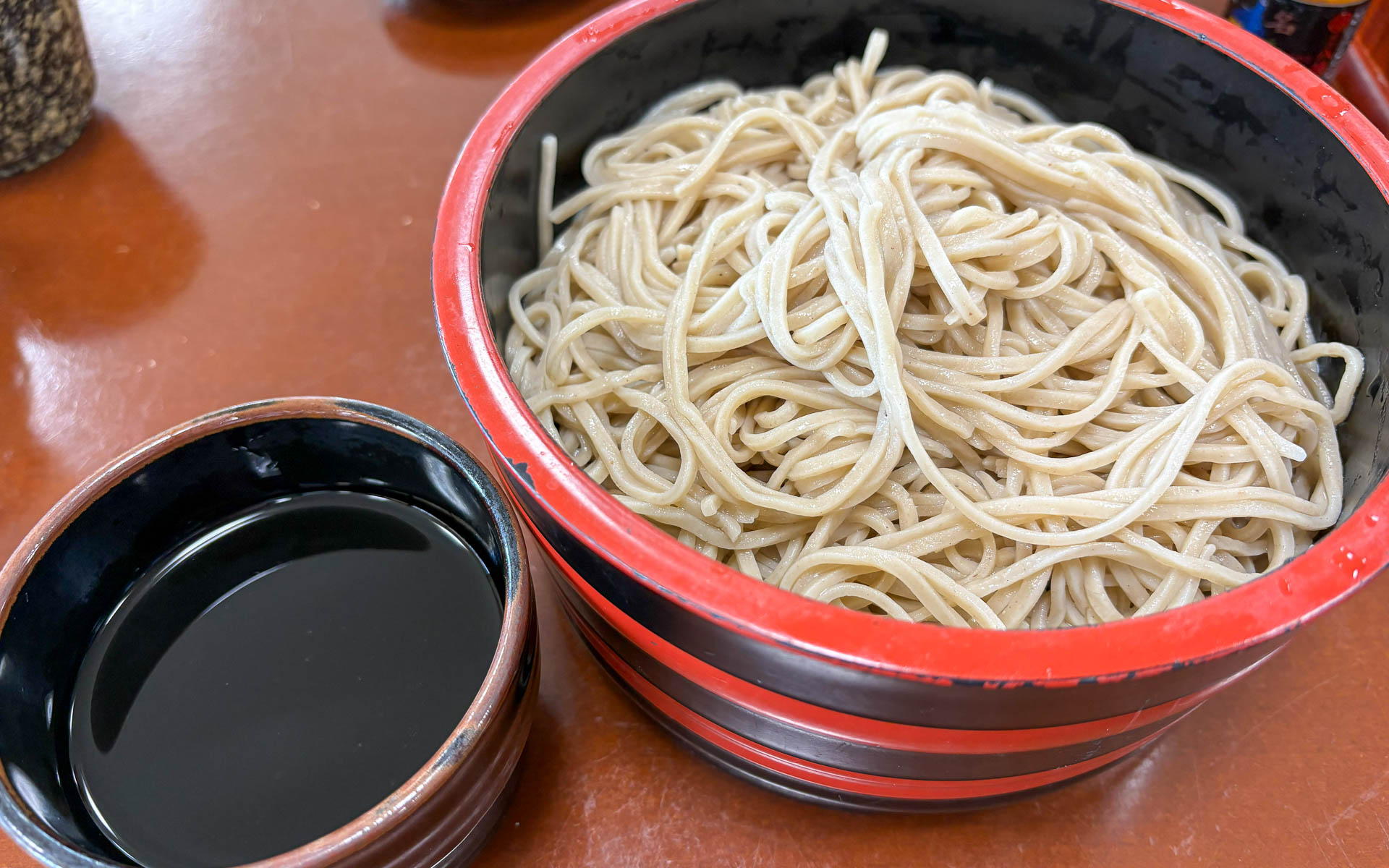 自社栽培されたそば粉を使った草笛の「7割そば」を中盛りで頼み、ちょっと甘めなくるみダレも堪能。名物の「くるみおはぎ」もシェアしたから、お腹はいっぱいだ