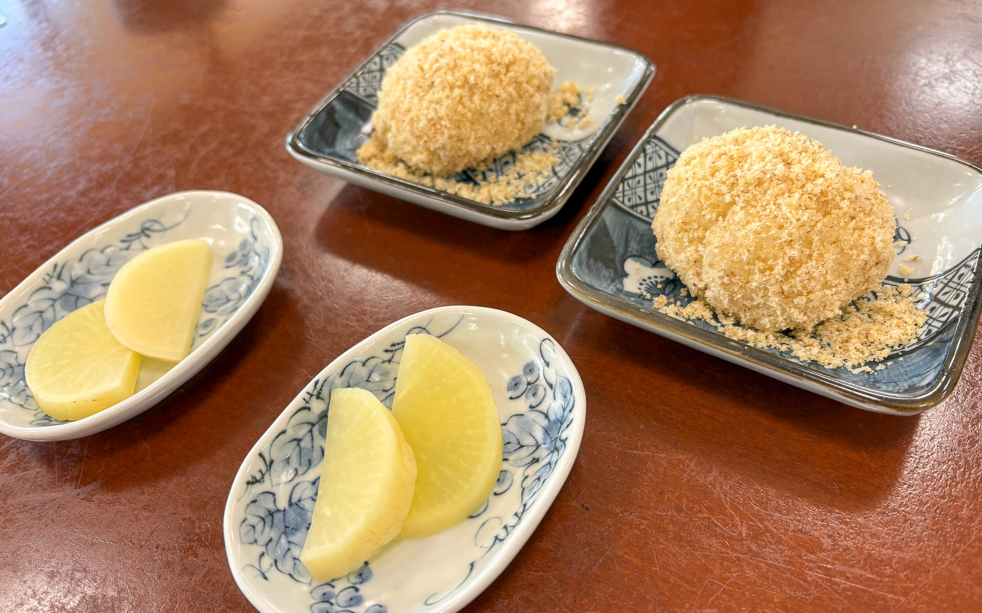 自社栽培されたそば粉を使った草笛の「7割そば」を中盛りで頼み、ちょっと甘めなくるみダレも堪能。名物の「くるみおはぎ」もシェアしたから、お腹はいっぱいだ