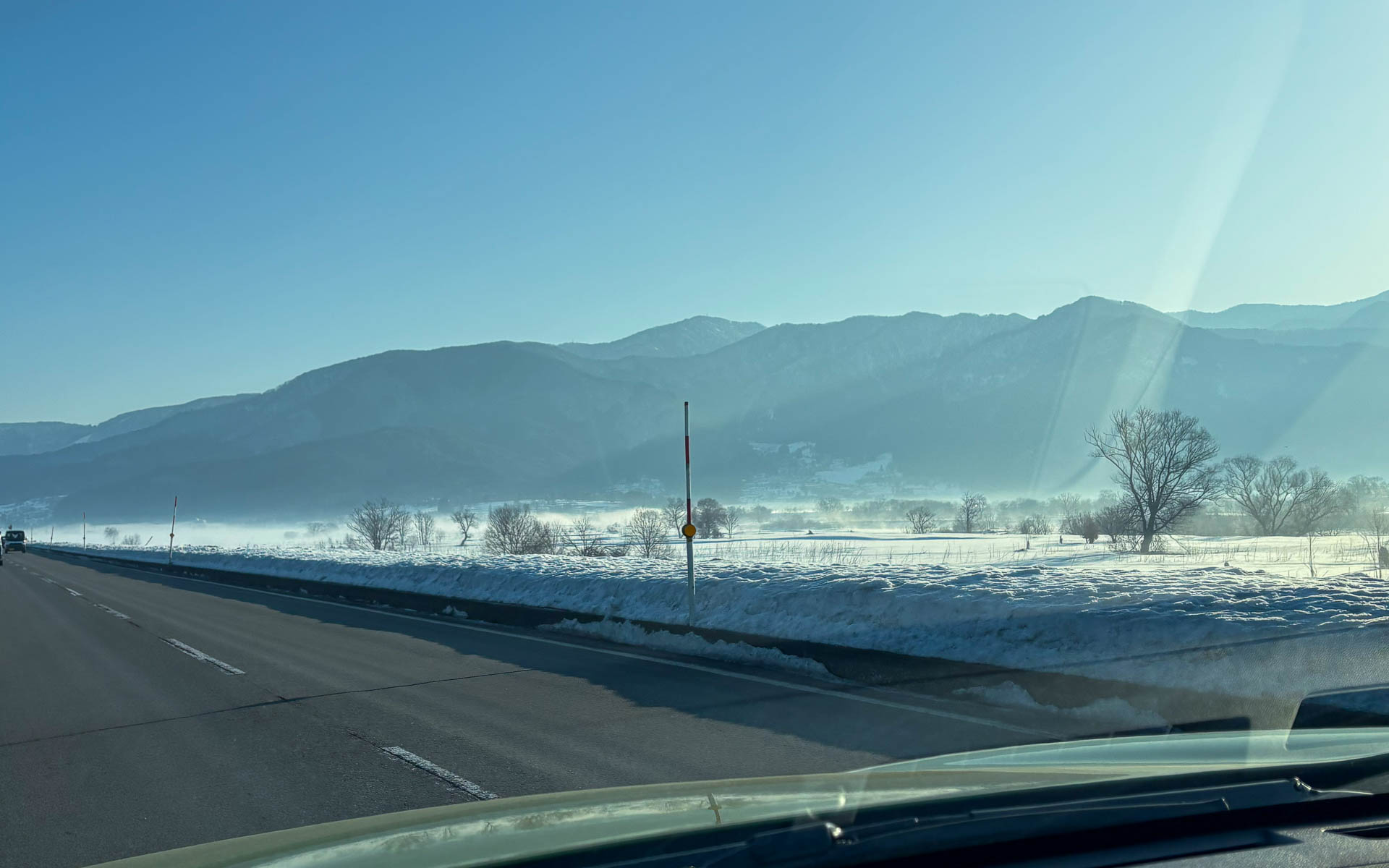 川の水温と気温との温度差が大きくなると発生する川霧が立ちこめていた