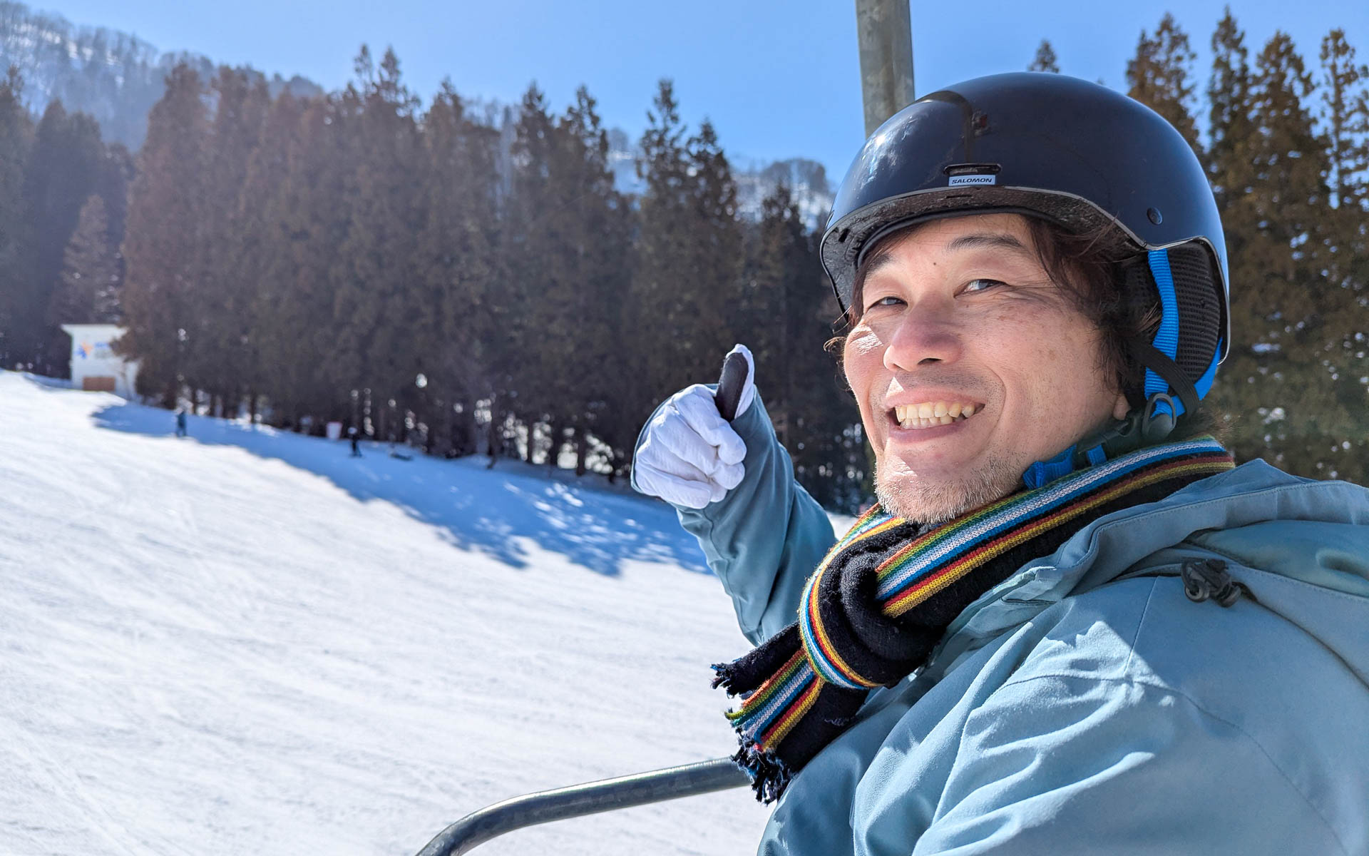 慣れないボードを装着してリフトに。笑った顔から緊張感が漂う