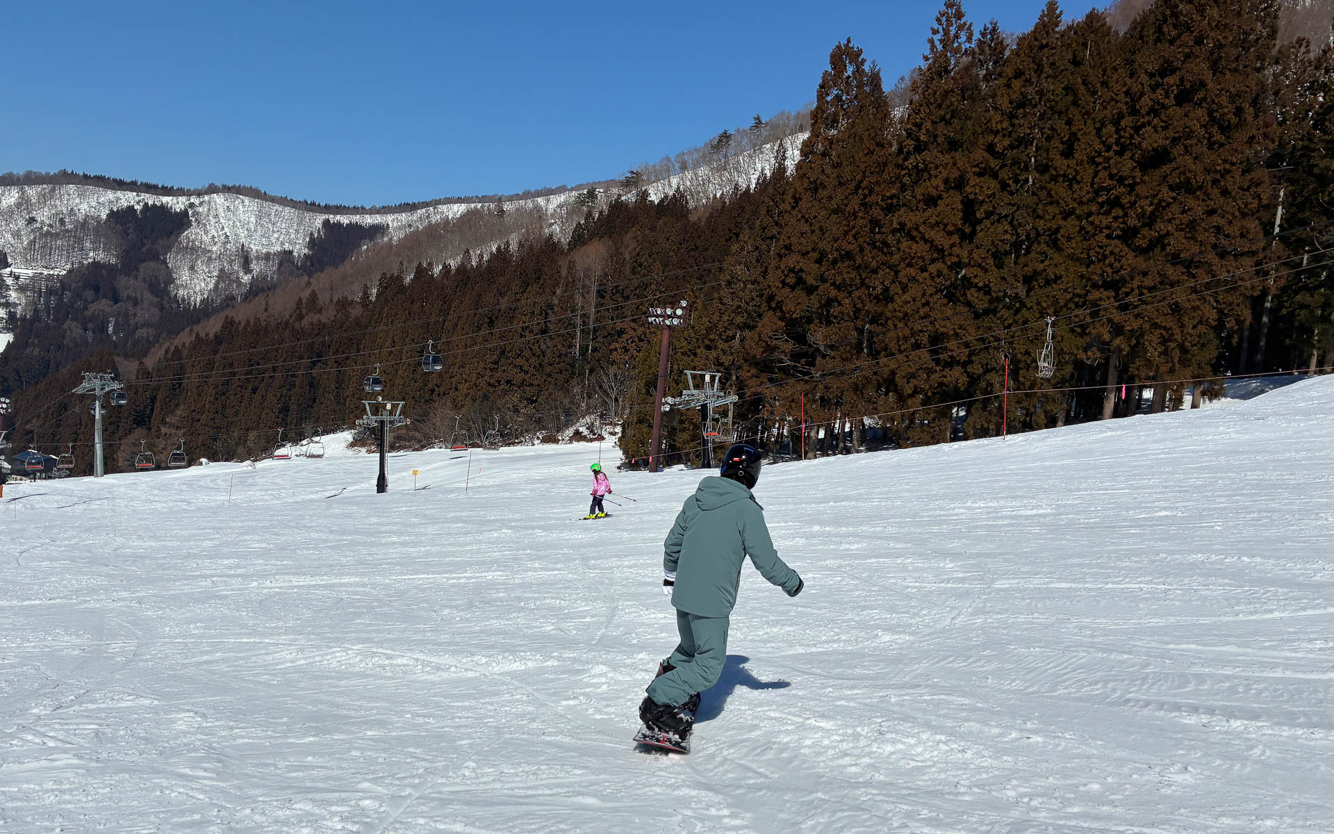 回数を重ねるごとにちゃんと滑れるようになった。滑り終えると、体から湯気が立っていた