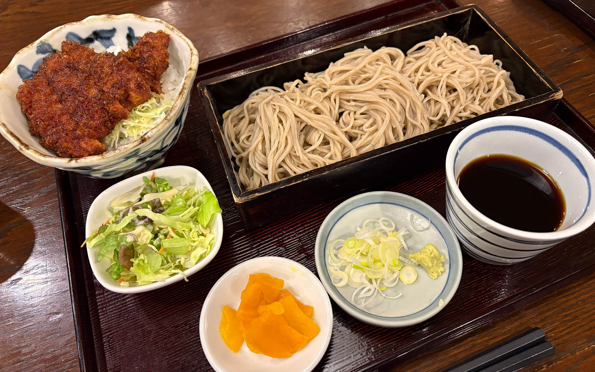 人気のカツ丼＆お蕎麦のセットを堪能