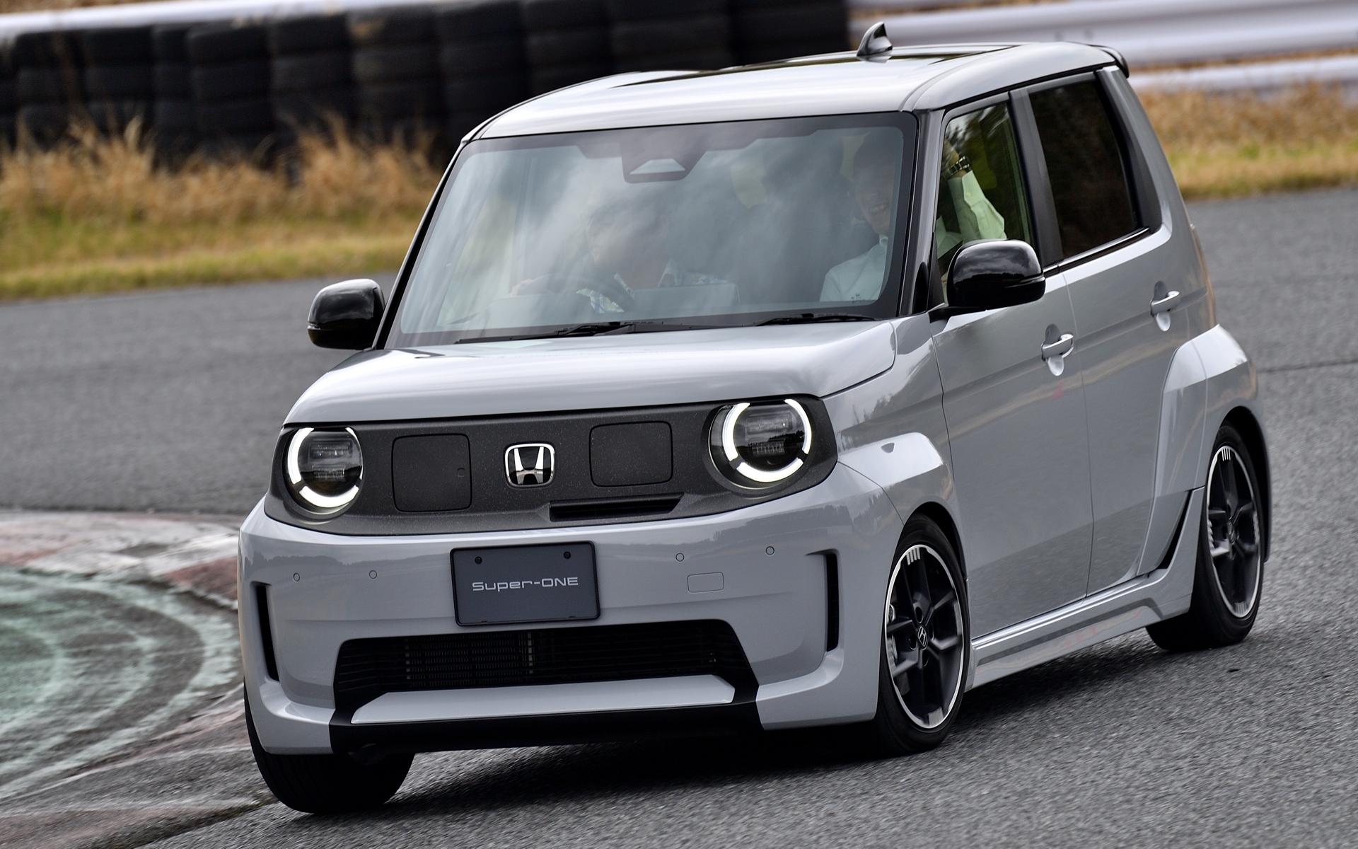 まずはホンダのスタッフと編集部員を後席に乗せ、3人乗車の状態でスタート。3人乗車の割にはよく走る