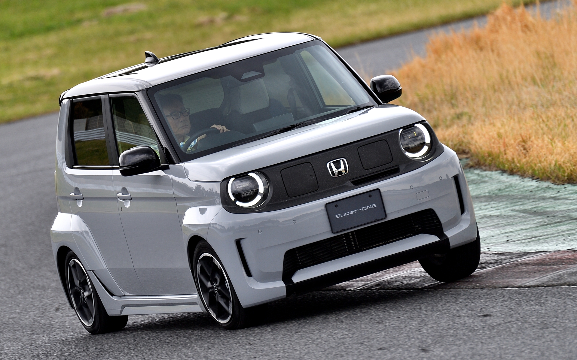 ガソリン車では危うい場面でもBEV低重心を生かし、しっかりと曲がってくれる