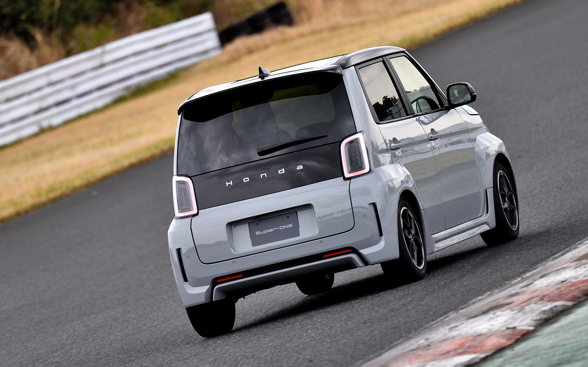 コーナリングはよく踏ん張るし、スラロームてもキビキビとクルマの向きを変えられる