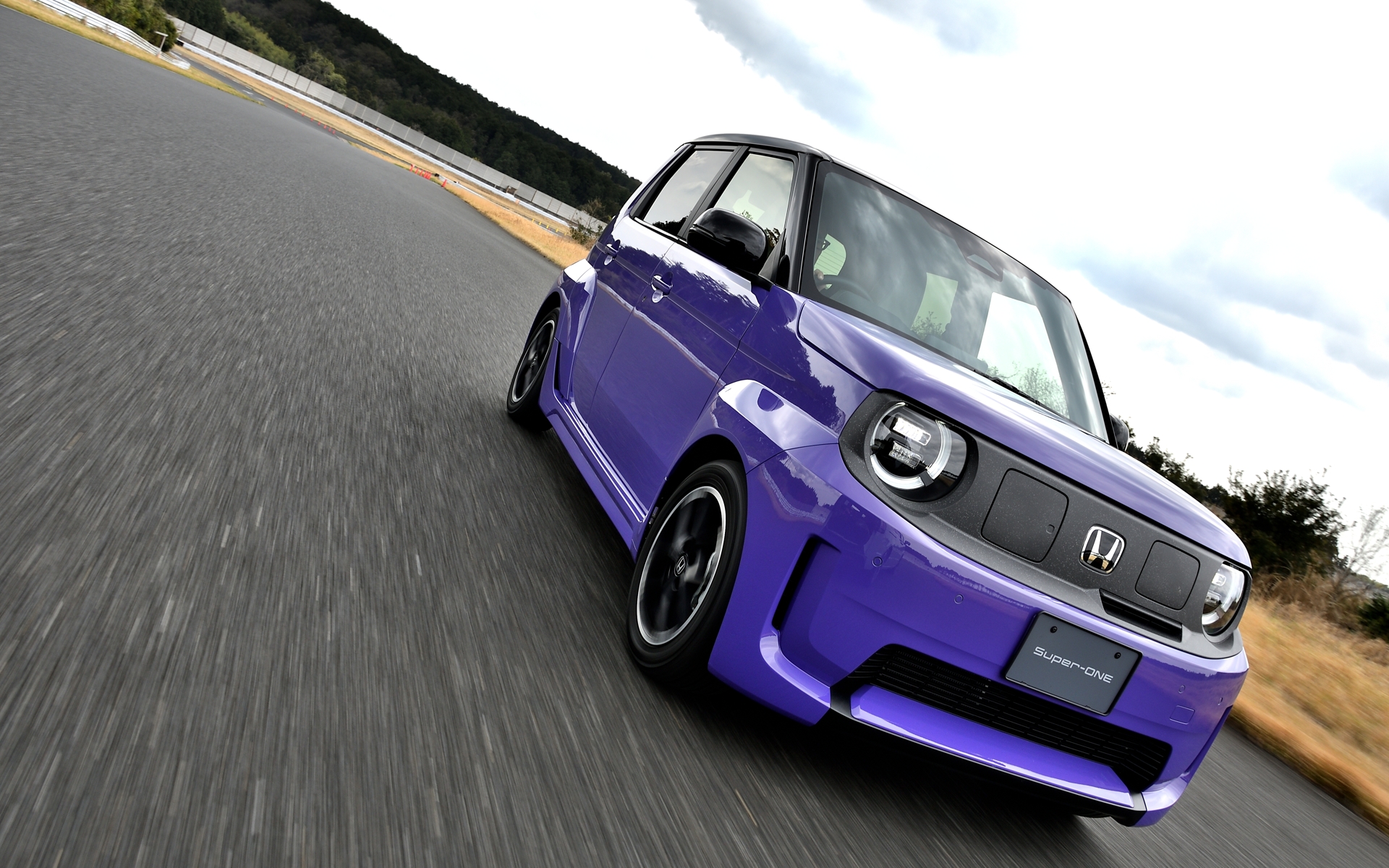 BOOSTモードに入れると野太い排気サウンドが車内に流れる