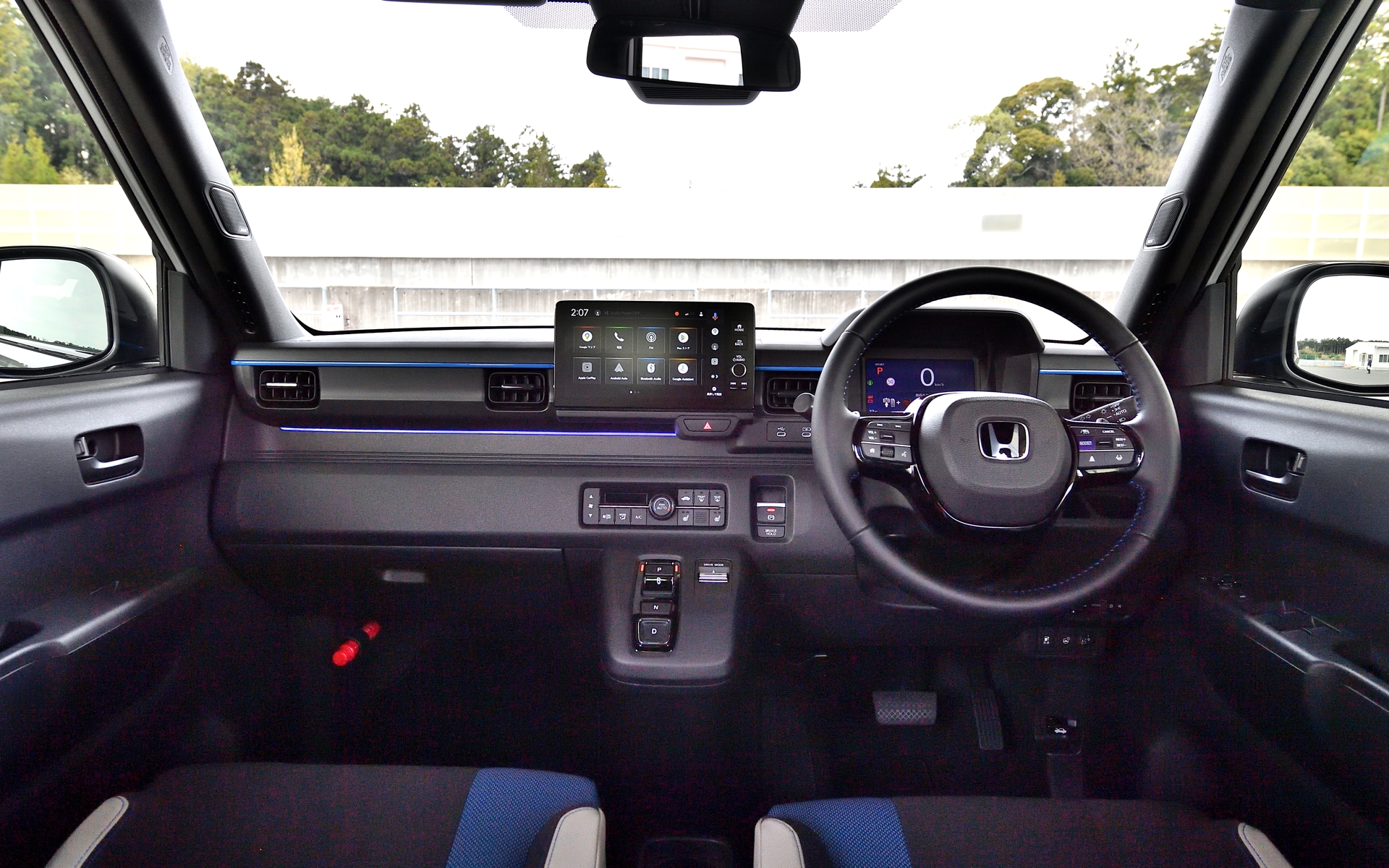 内装はベースのN-ONE e:とほぼ同じだが、アンビエントライトなど手が加えられている