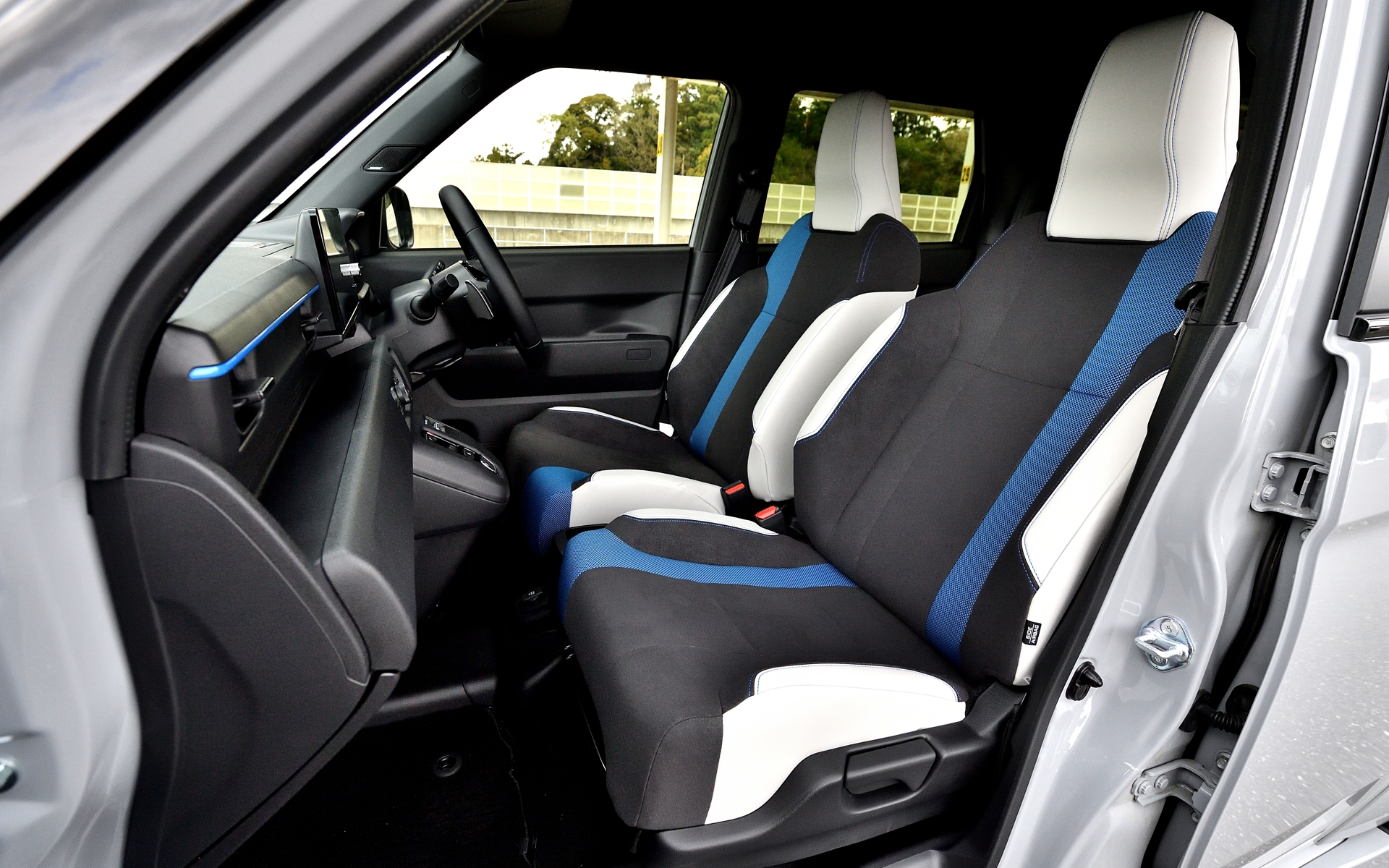 前席はサイドホルスター形状と内部硬質パッドにより、体をシートに収めやすく、ドライビング中の姿勢を維持しやすくする形状を新たに開発