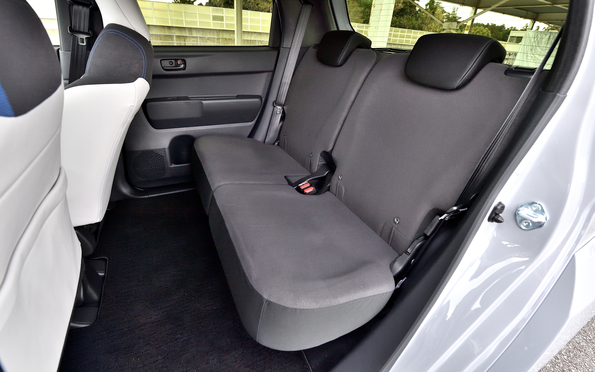 前席はサイドホルスター形状と内部硬質パッドにより、体をシートに収めやすく、ドライビング中の姿勢を維持しやすくする形状を新たに開発