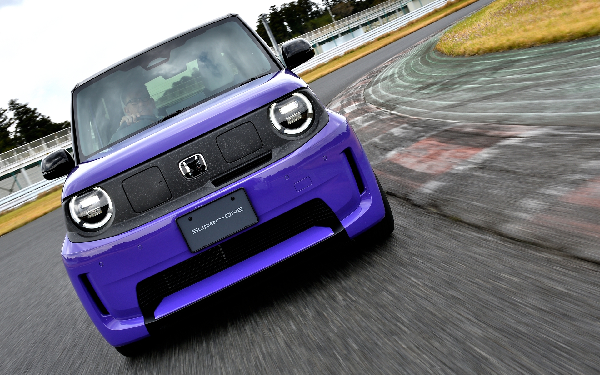 小型BEVの「スーパーワン」をサーキットで試す機会を得た