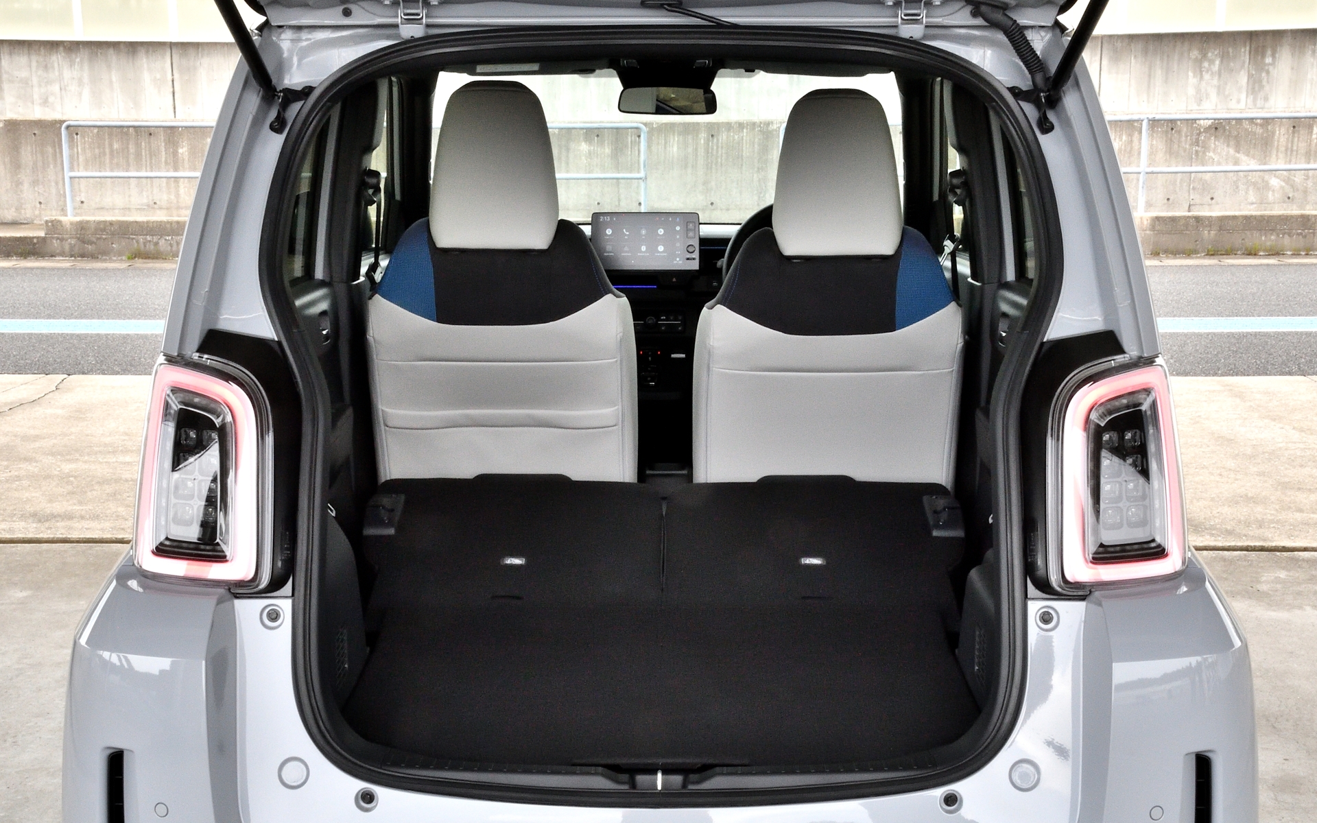 後席を倒せば大きなラゲッジスペースとなるので、ヘルメットやレーシングスーツなどサーキット走行で必要となるレーシングギアも余裕で積める