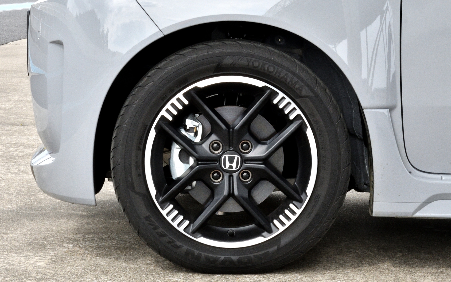 装着タイヤは横浜ゴムの「アドバンフレバ（ADVAN FLEVA）」で、サイズは185/55R15