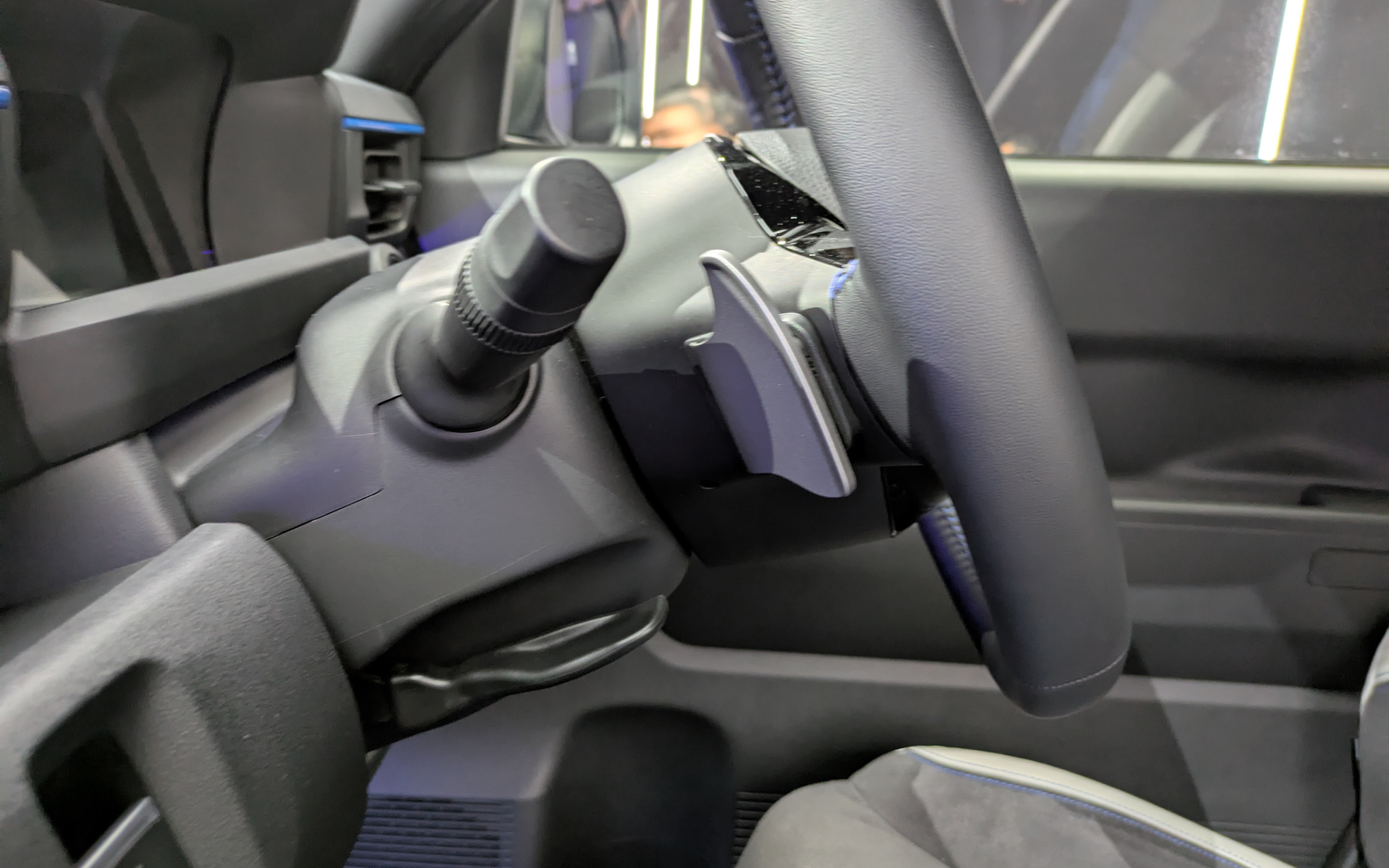 BOOSTモードで左のパドルシフトを長引きするとマニュアルモードになり、自分でソフトチェンジをしないとレブリミットに当たったかのような演出も備えている。遊び心が満載だ