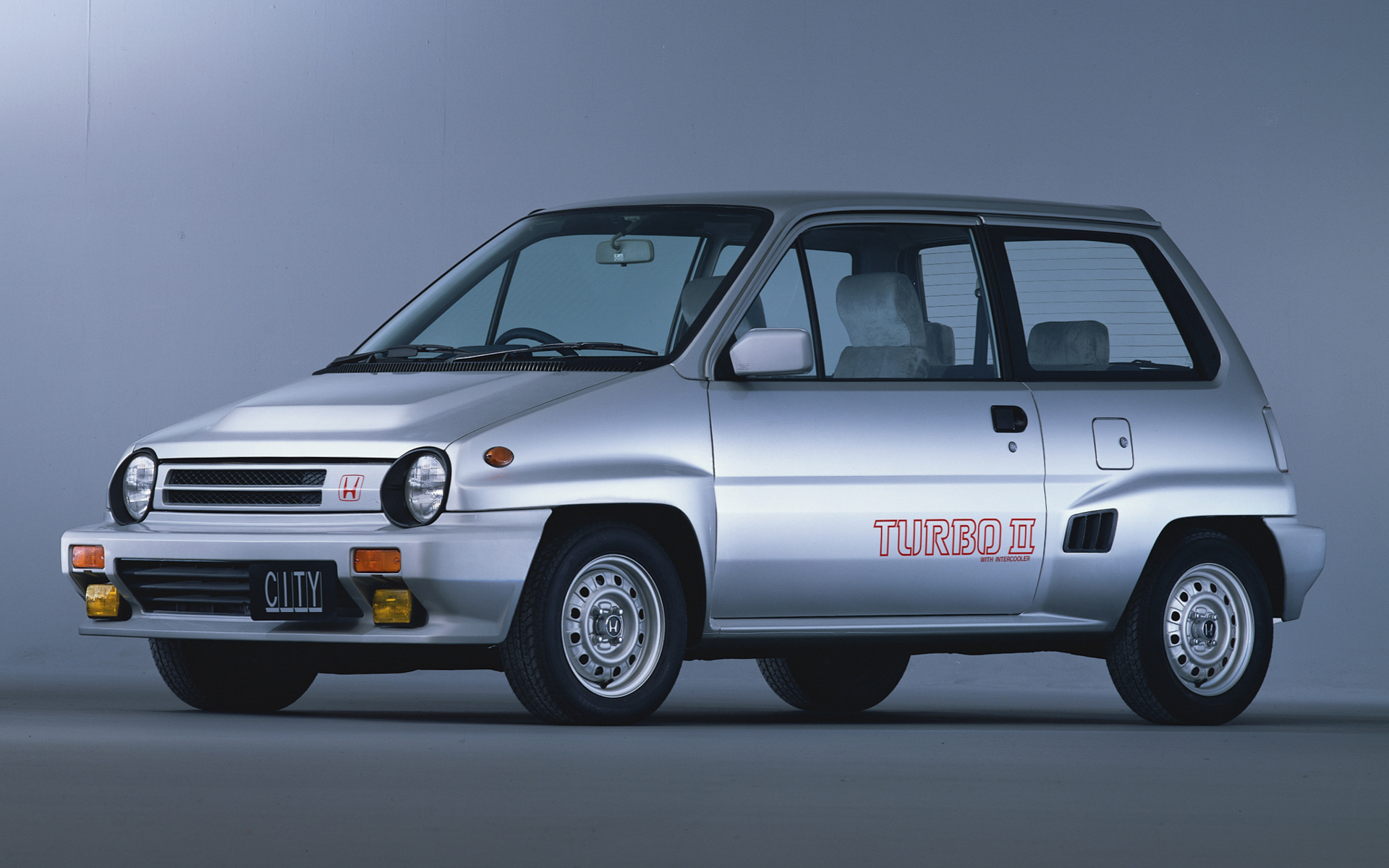 当時「ブルドッグ」の名称で親しまれていた「シティ・ターボII」をオマージュ