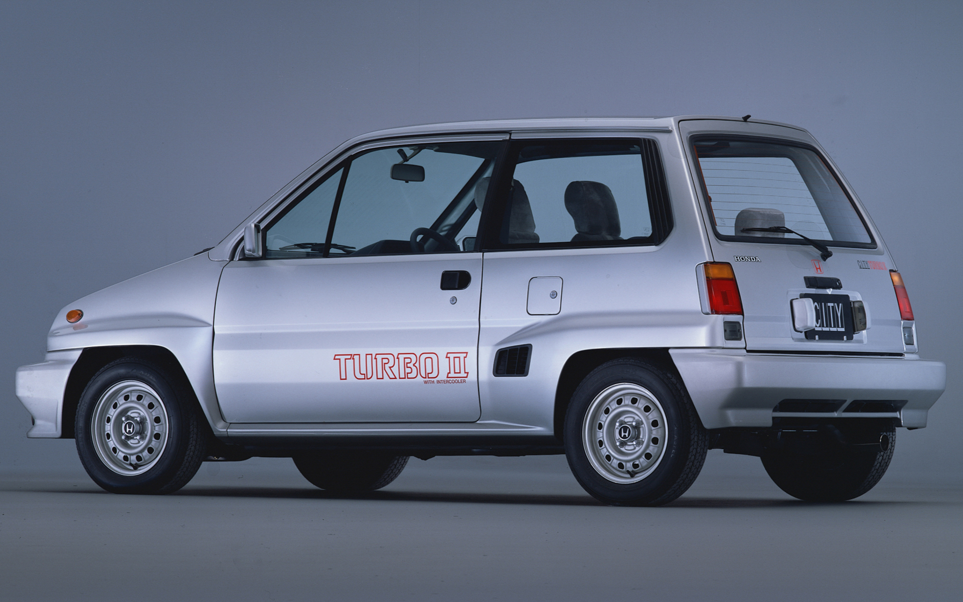 当時「ブルドッグ」の名称で親しまれていた「シティ・ターボII」をオマージュ