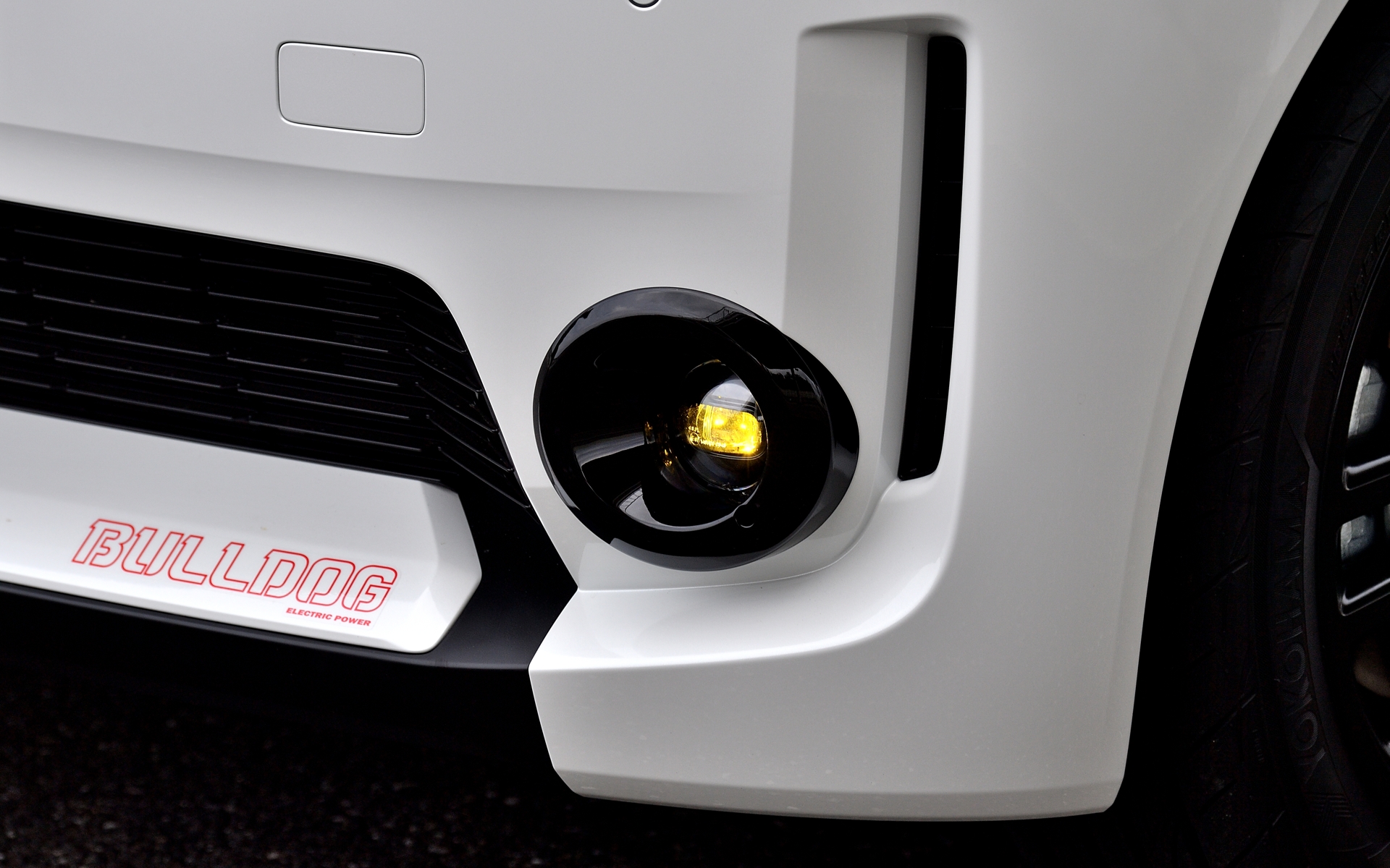 発光色「イエロー」と「クリア」の切り替えができる「LEDフォグライト バイカラー」