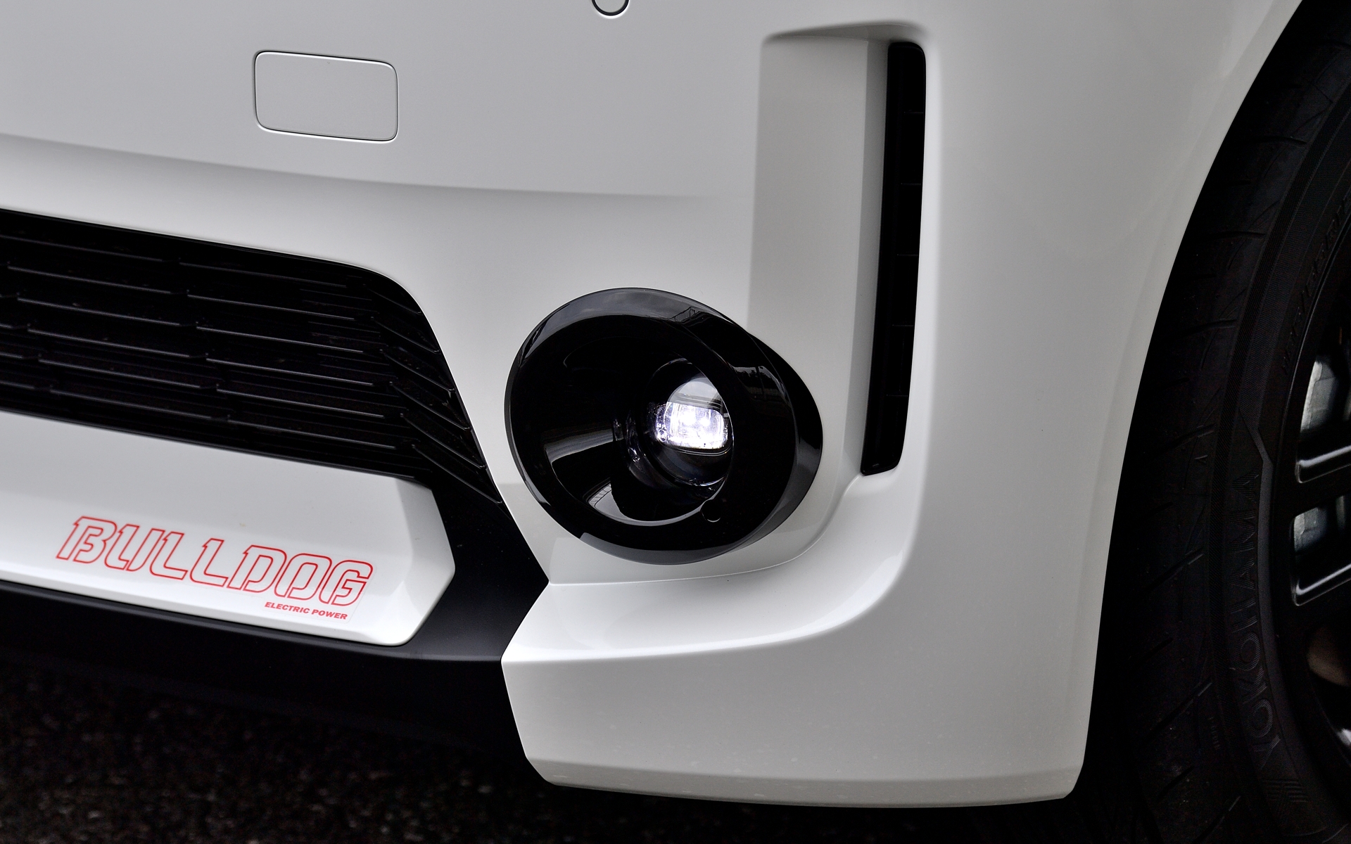 発光色「イエロー」と「クリア」の切り替えができる「LEDフォグライト バイカラー」