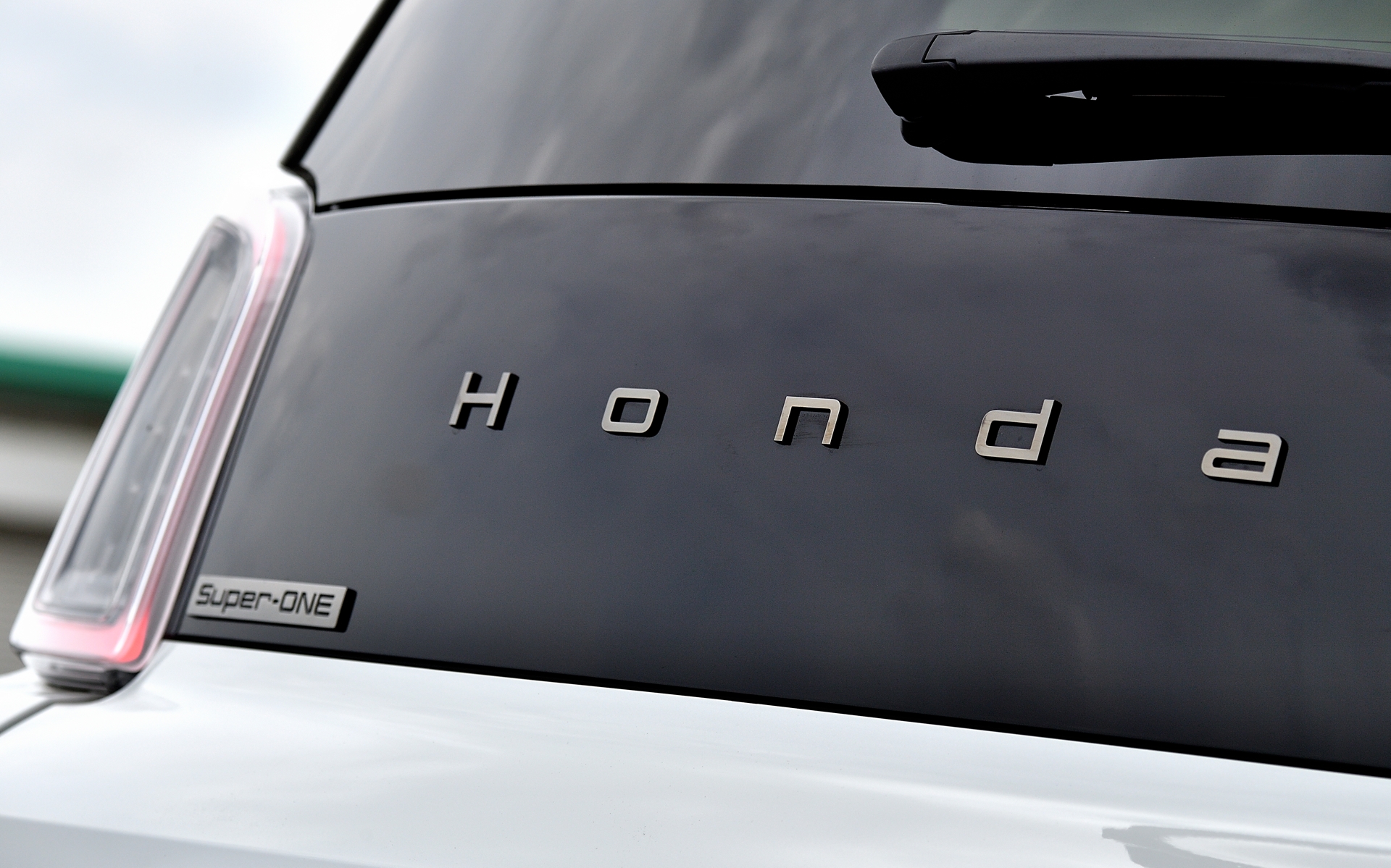 「ブラックエンブレム」は、フロントの“H”マークや、リアの“Honda”ロゴと“スーパーワン車名プレート”も付属する