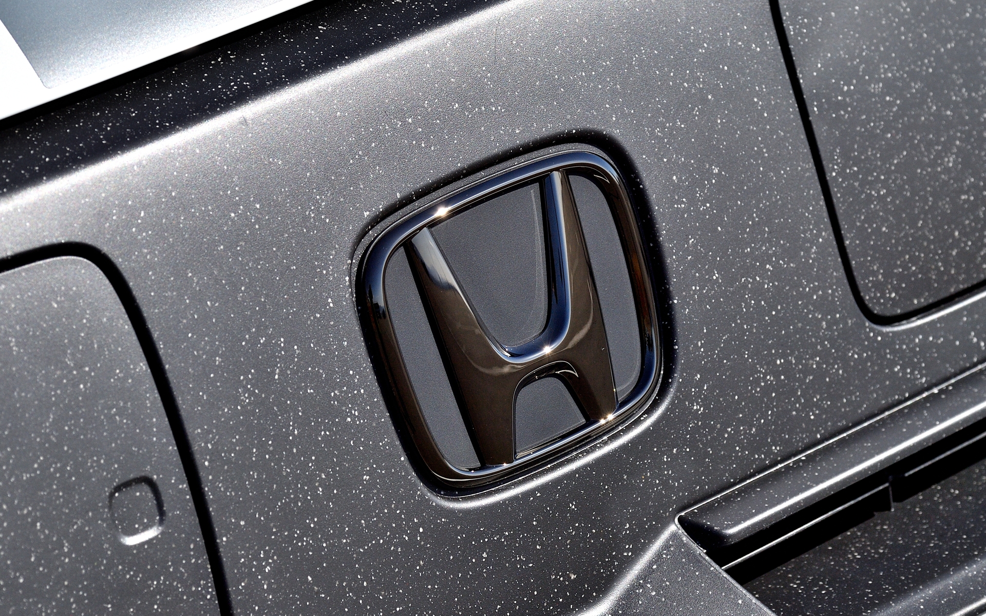 「ブラックエンブレム」は、フロントの“H”マークや、リアの“Honda”ロゴと“スーパーワン車名プレート”も付属する