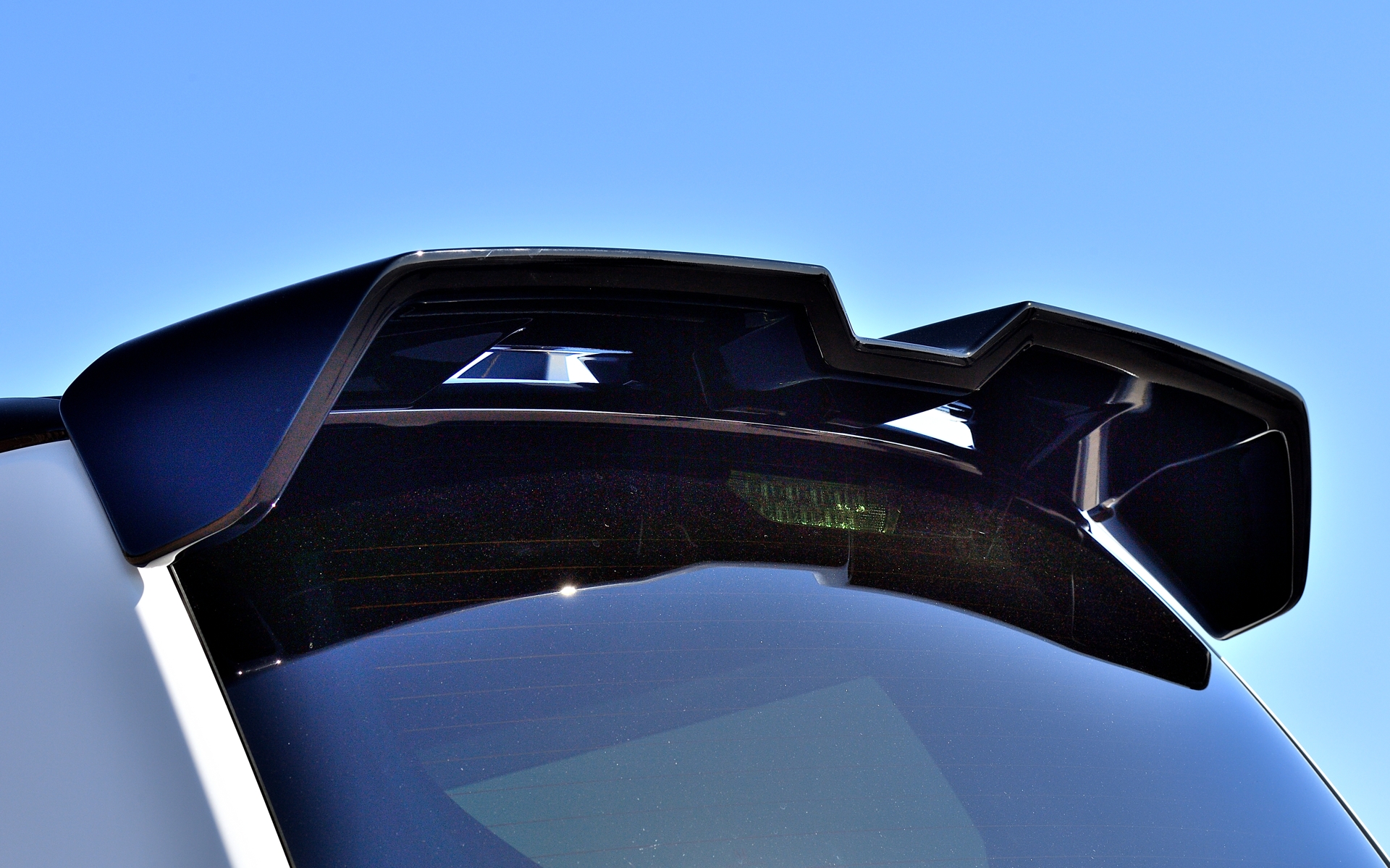 迫力のあるリアビューになる「テールゲートスポイラー」