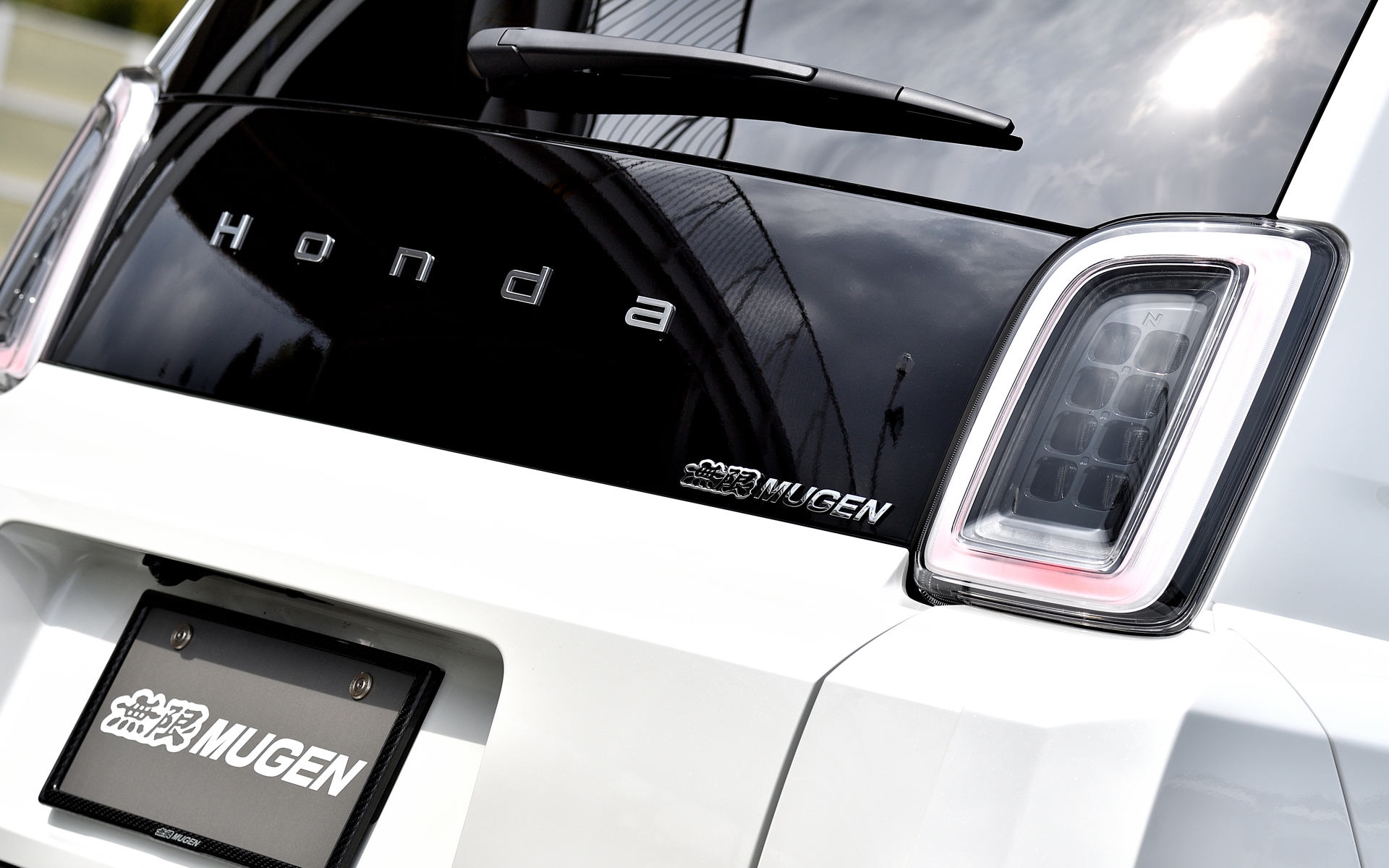 リアゲートには無限エンブレム