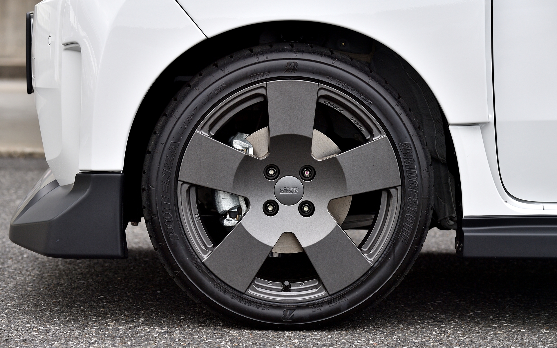 16インチ鍛造アルミホイール「FC5」