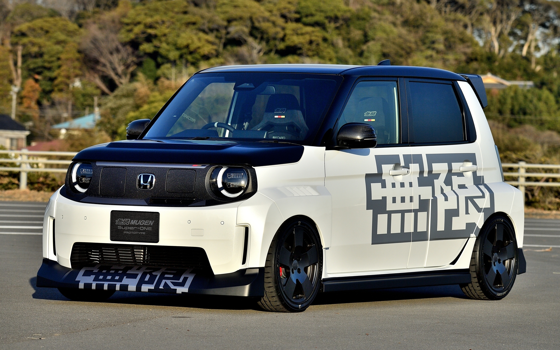 東京オートサロン2026に展示していた時は、フロントアンダースポイラーやボディサイドに貼られた「無限」の書体が異なっているのと、車高がかなり低くなっていた