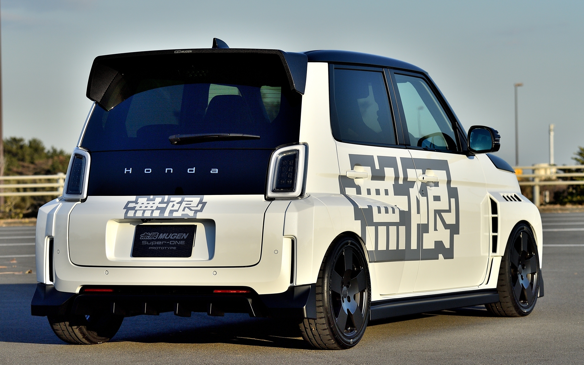 東京オートサロン2026に展示していた時は、フロントアンダースポイラーやボディサイドに貼られた「無限」の書体が異なっているのと、車高がかなり低くなっていた