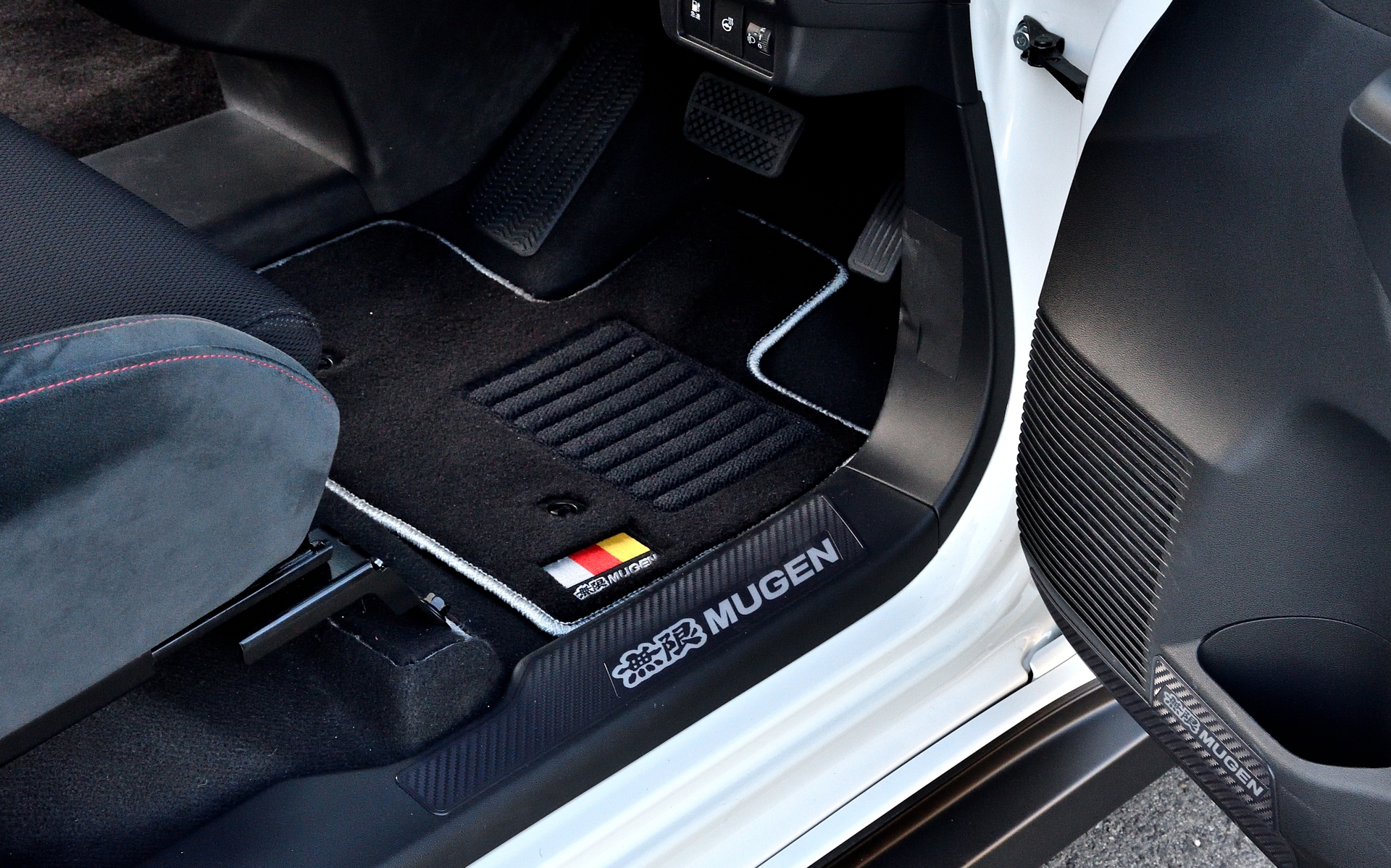 スポーツマットやスカッフプレート、ドアインナープロテクターも用意