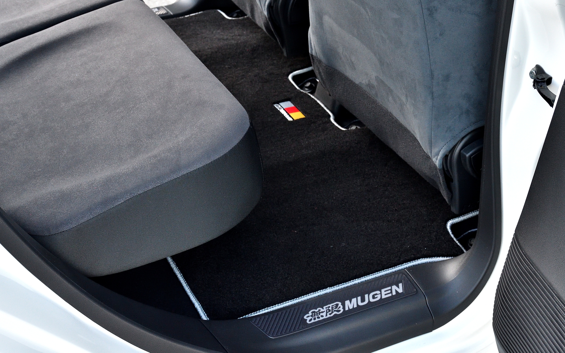 スポーツマットは後席やラゲッジスペース用もラインアップ