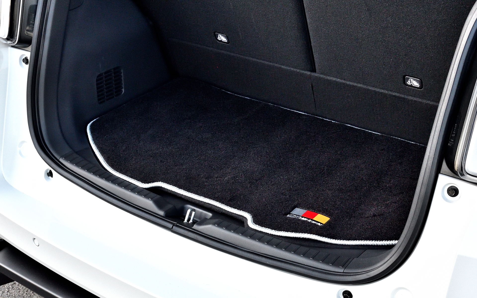 スポーツマットは後席やラゲッジスペース用もラインアップ