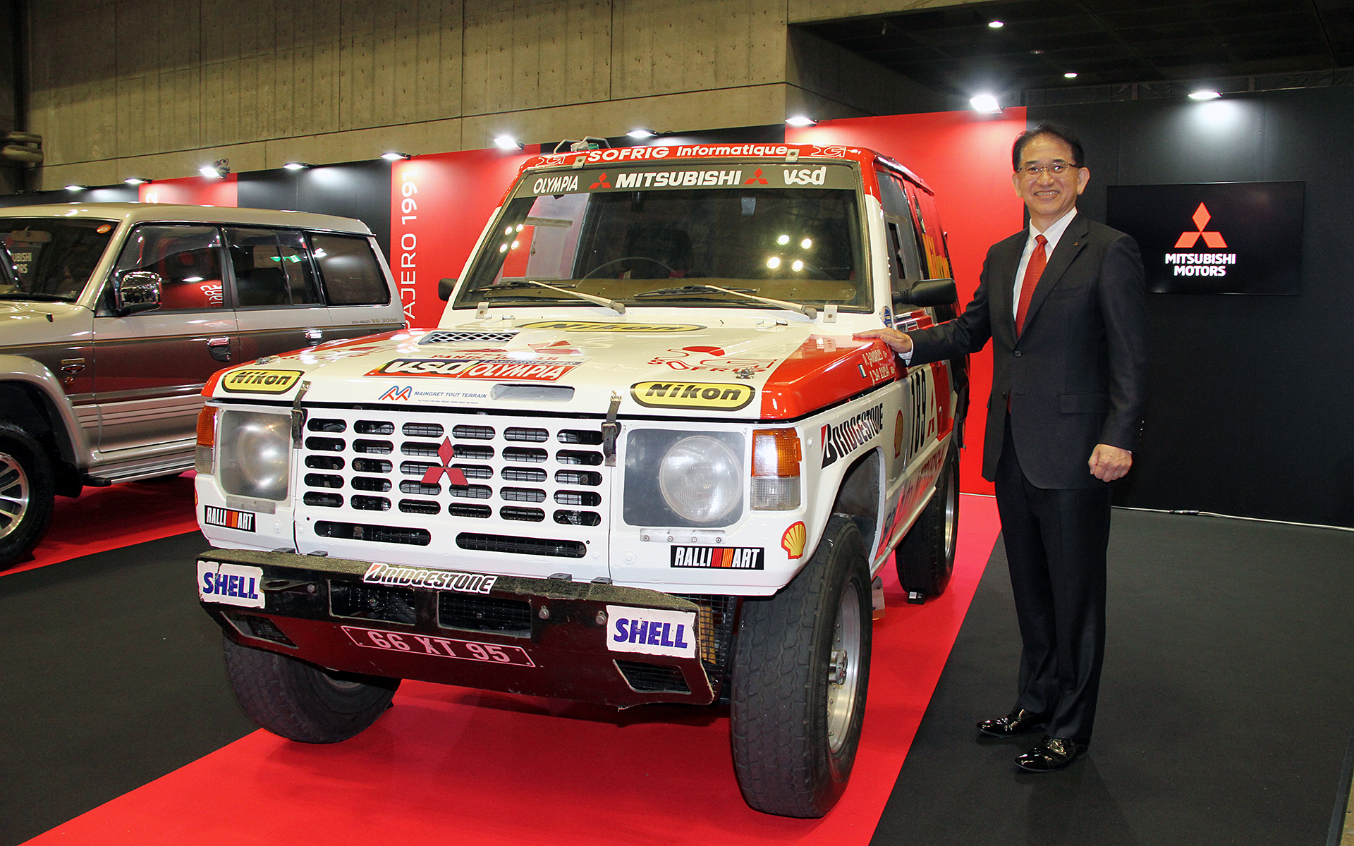 初代パジェロ（ダカールラリー優勝車）とともに撮影に応じた三菱自動車工業株式会社 代表執行役社長 兼 COOの岸浦恵介氏
