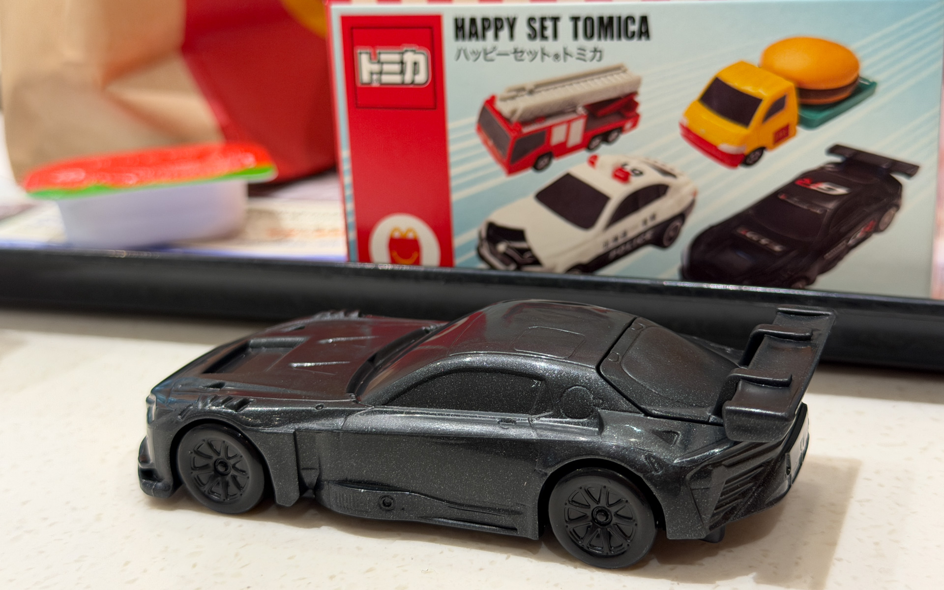 付属のシールを装着前の「GR GT3」トミカ。シールをキチっと貼るとパリッと見える