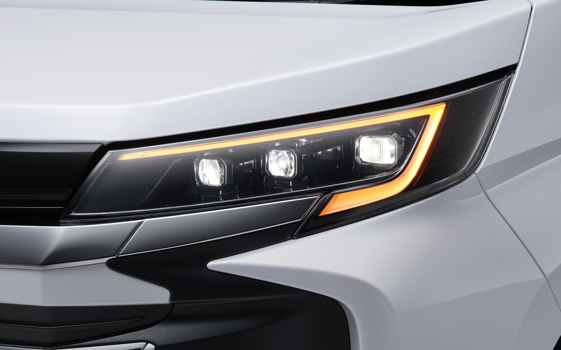 S-Zにメーカーオプションのプロジェクター式LEDヘッドライト（オートレベリング機能付き）＋LEDターンランプ＋LEDクリアランスランプ（デイライト機能付き）