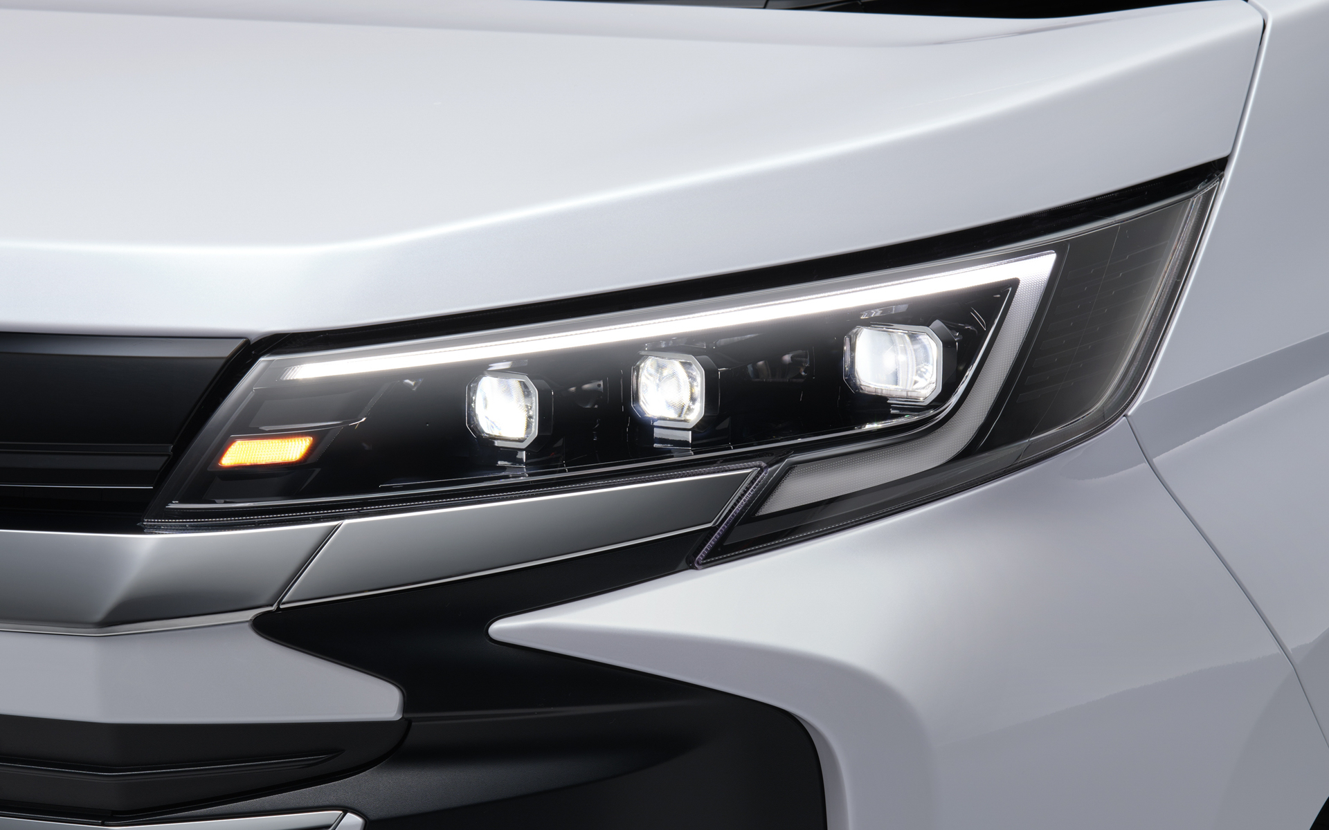 全車標準装備のプロジェクター式LEDヘッドライト（マニュアルレベリング機能付き）＋LEDターンランプ＋LEDクリアランスランプ