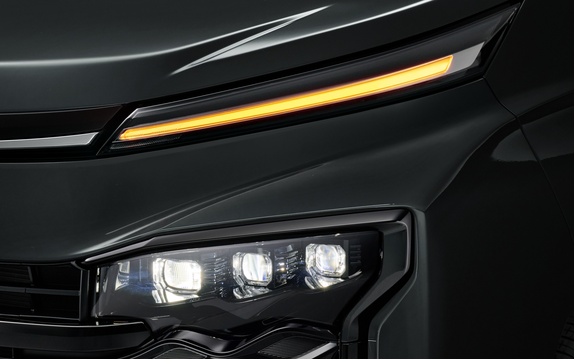 S-Zにメーカーオプションのプロジェクター式LEDヘッドライト（オートレベリング機能付き）＋LEDターンランプ＋LEDクリアランスランプ（デイライト機能付き）