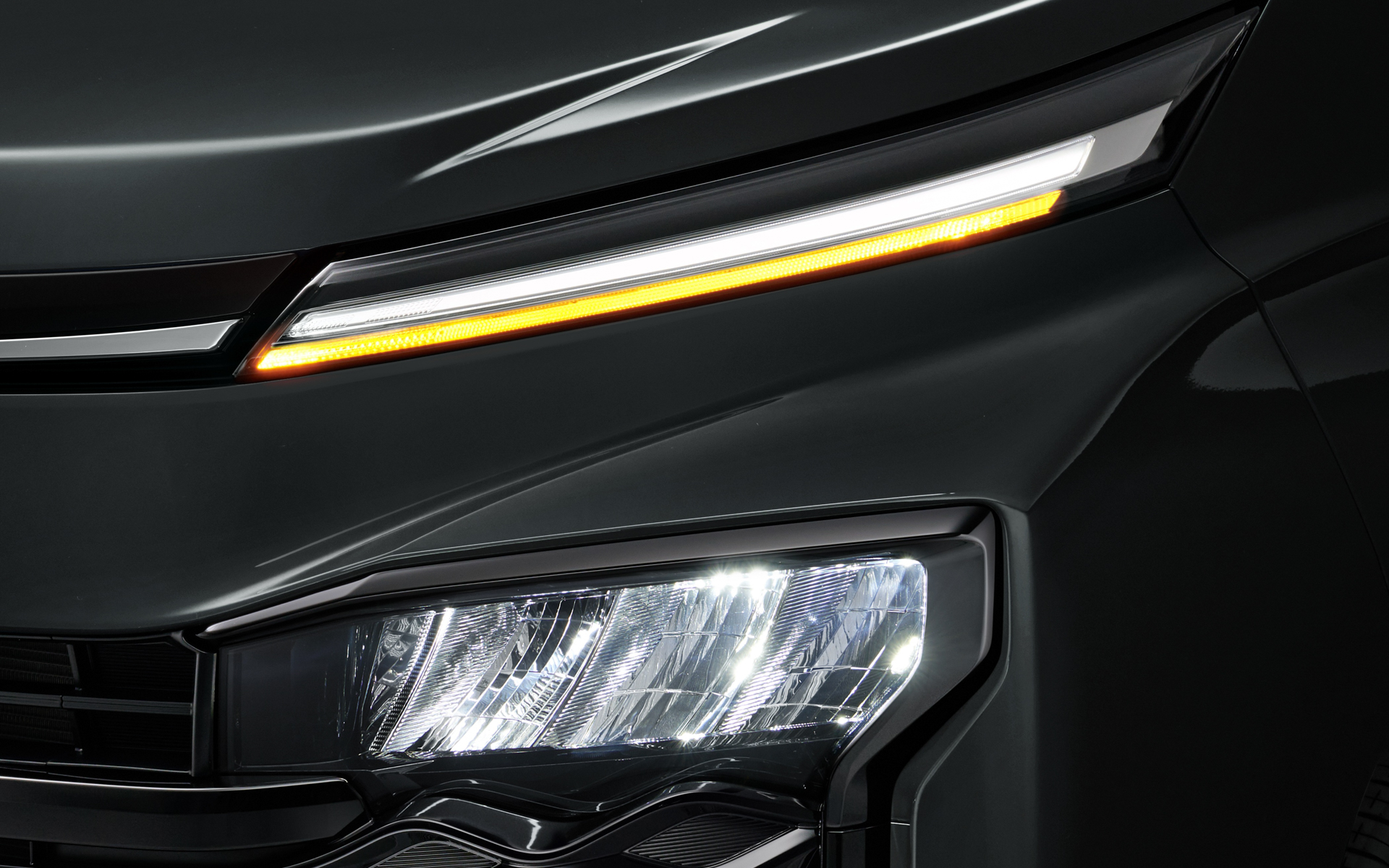 全車標準装備のリフレクター式LEDヘッドライト（マニュアルレベリング機能付き）＋LEDターンランプ＋LEDクリアランスランプ