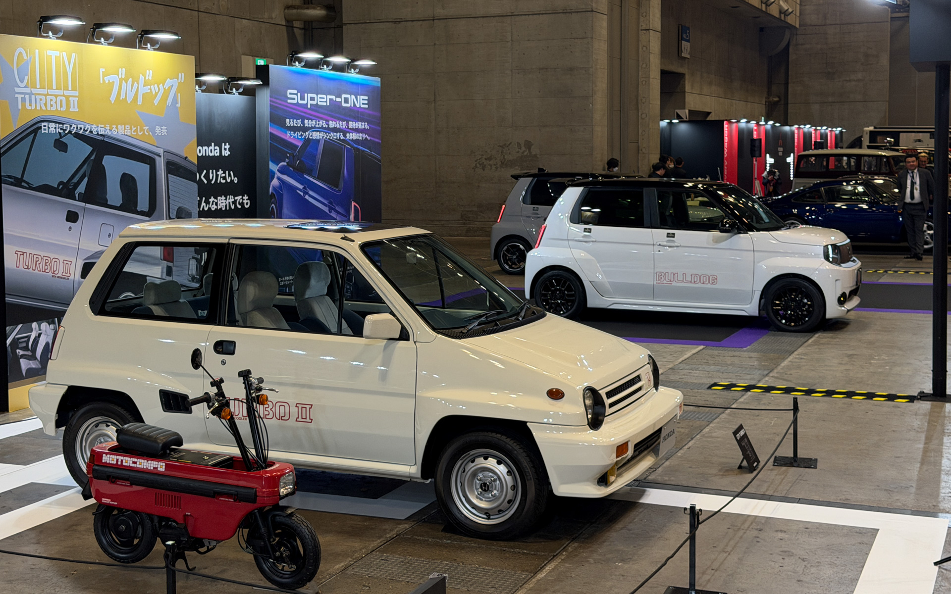 「BULLDOG」の愛称で親しまれた「シティ・ターボII」とホンダアクセスによるエクステリアコーディネート「ブルドッグ スタイル」を比較できる