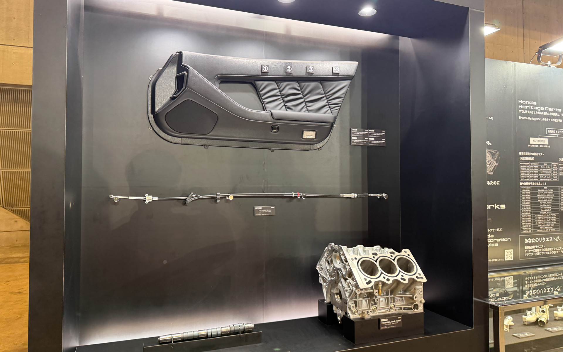 ホンダ ヘリテージ ワークスは、販売終了となった一部の純正部品を復刻し、新たに供給する「ホンダ ヘリテージ パーツ」と、その部品を一部に活用した新たなレストアサービス「ホンダ レストレーション サービス」の2つで構成され、その取り組みを紹介している