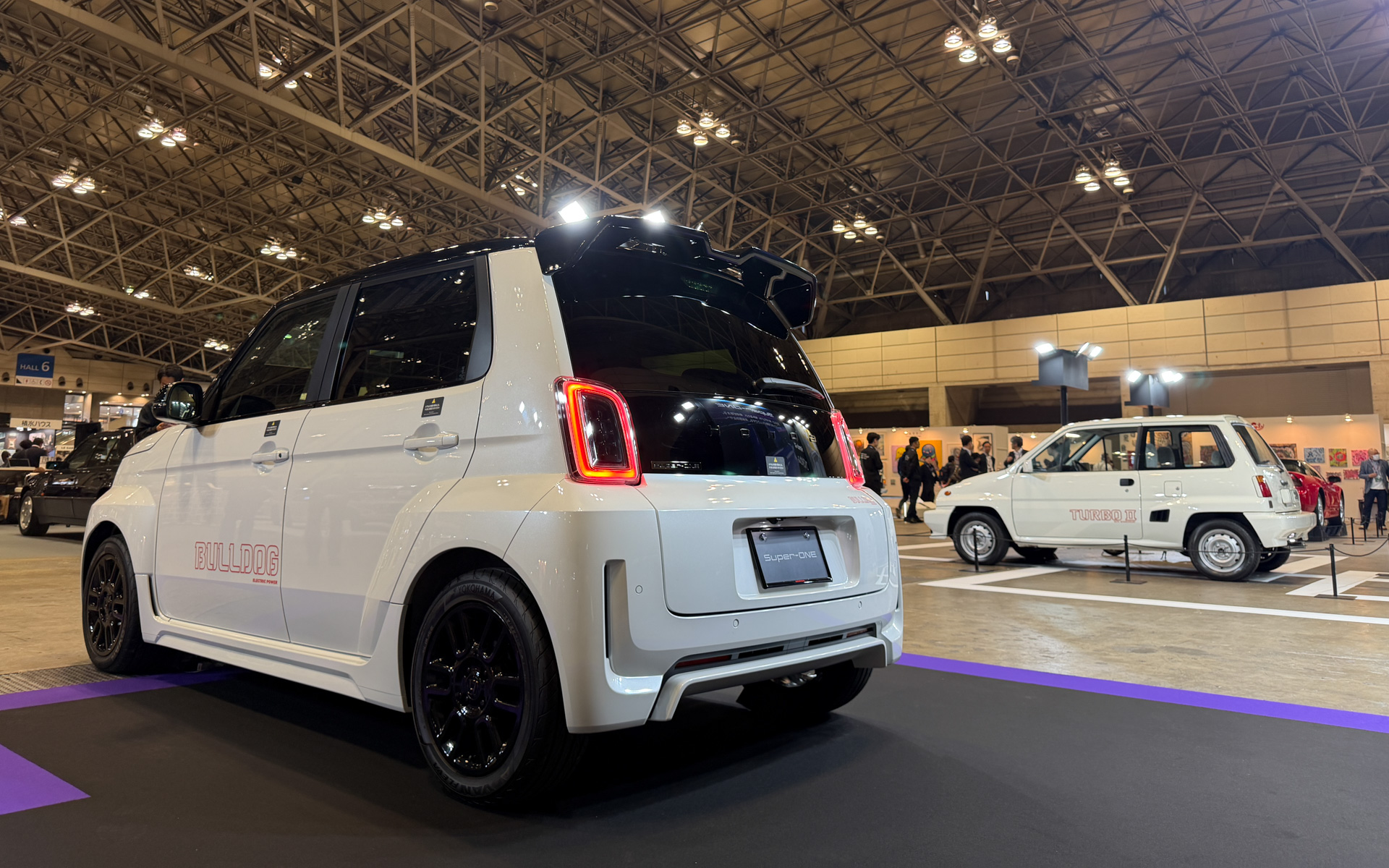 「BULLDOG」の愛称で親しまれた「シティ・ターボII」とホンダアクセスによるエクステリアコーディネート「ブルドッグ スタイル」を比較できる