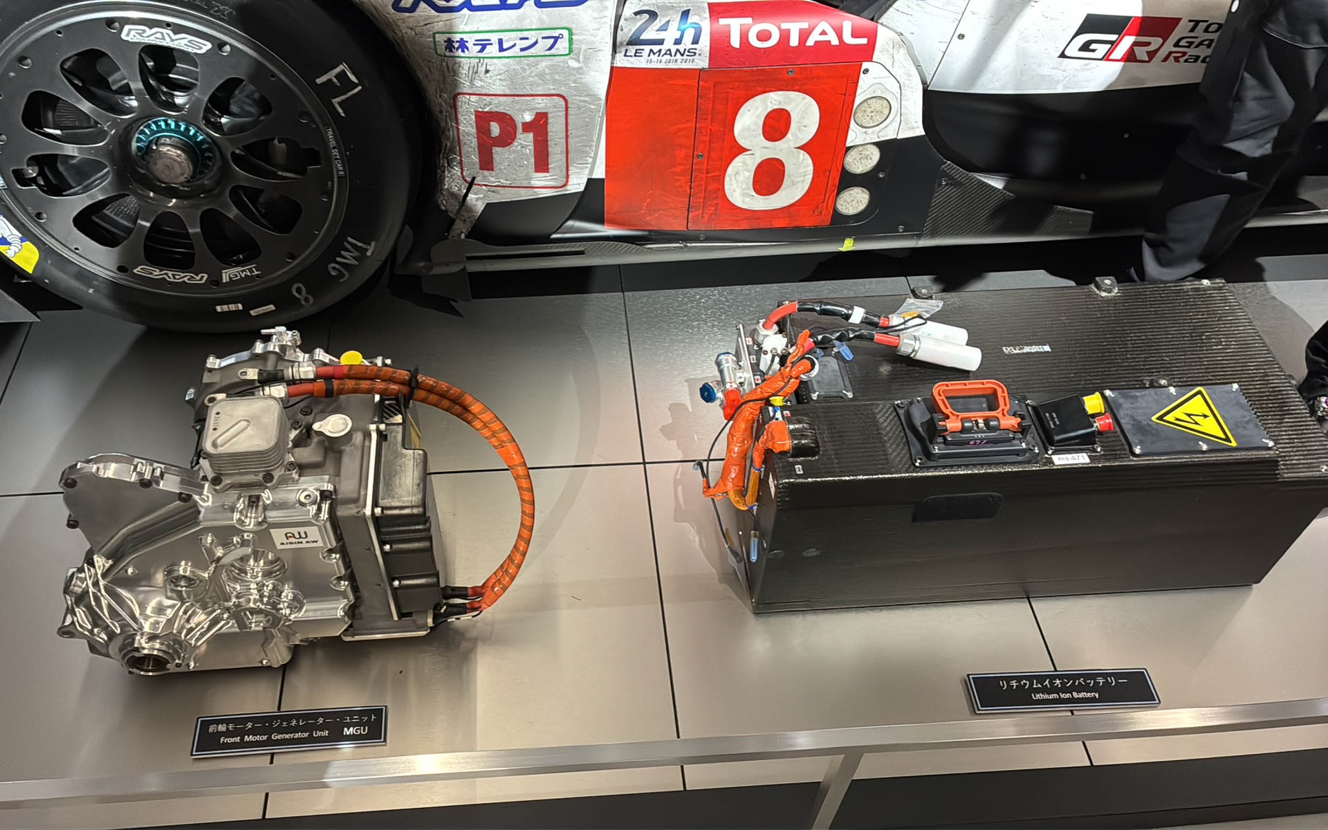 TS050 HYBRIDに搭載される800Vのバッテリ、フロントモーターの実物。2018年の優勝車の搭載位置に展示されている